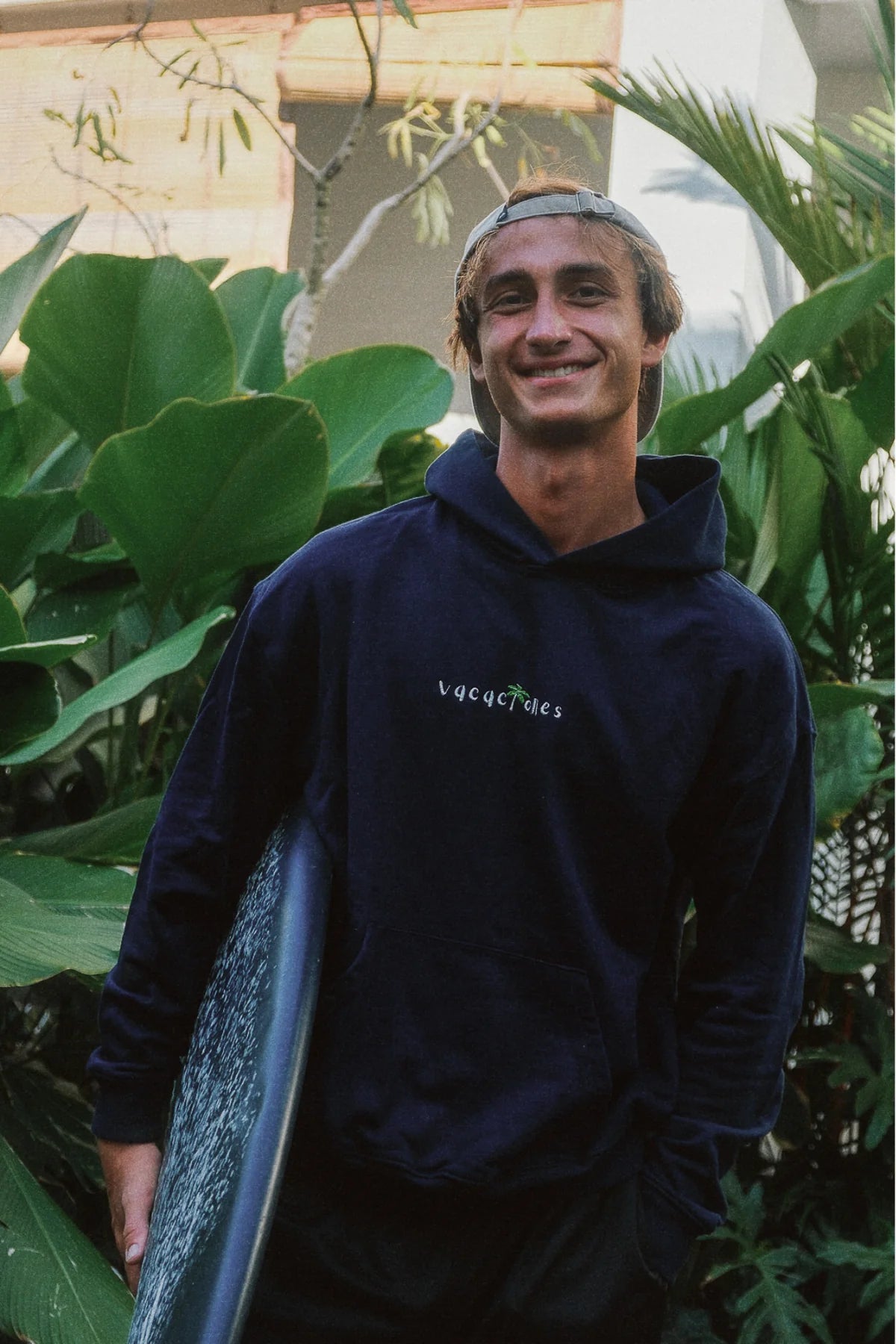 Vacaciones Oversized Hoodie Dark Ocean für Herren – lässiger Streetwear-Look von The Sunkissed Rebels.