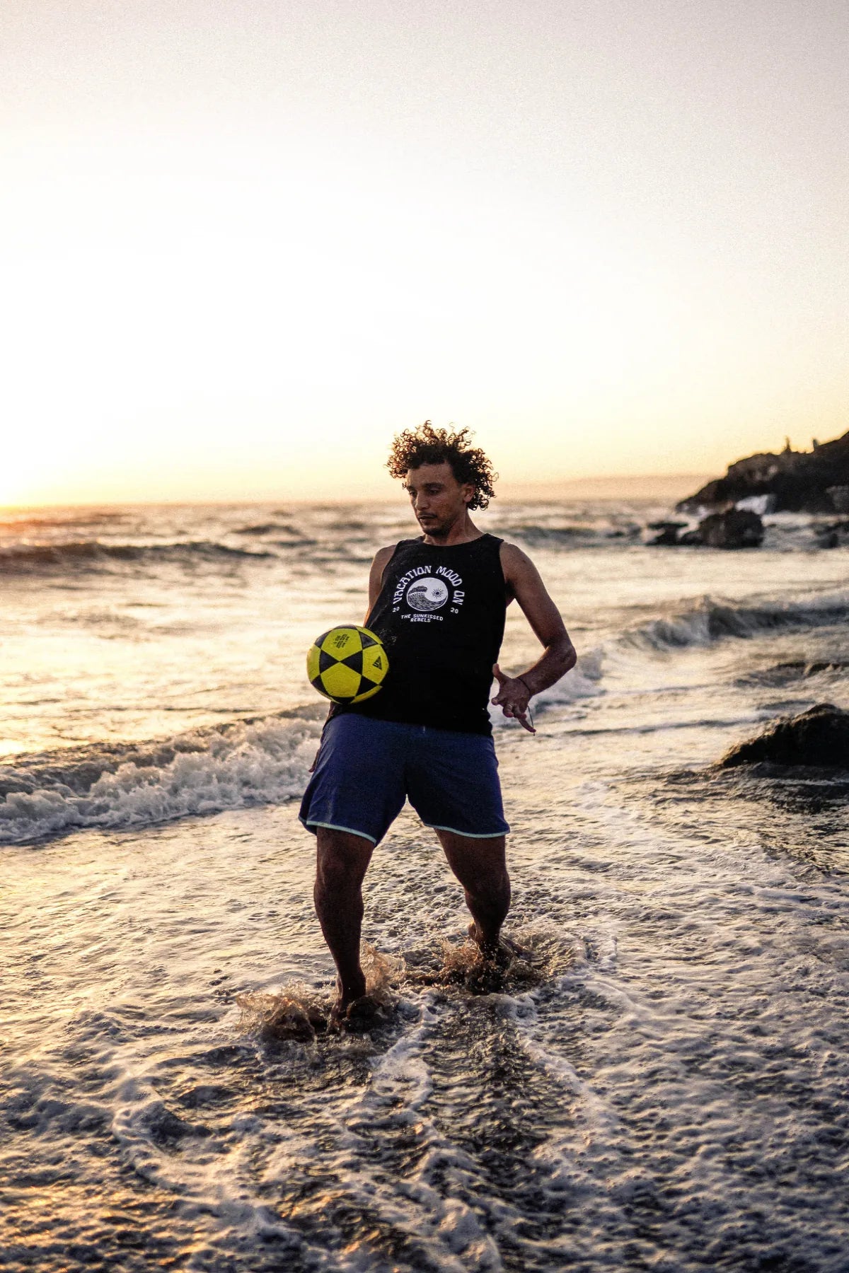Ballkontrolle im Wasser mit Vacation Mood On Tanktop in Schwarz bei Sonnenuntergang