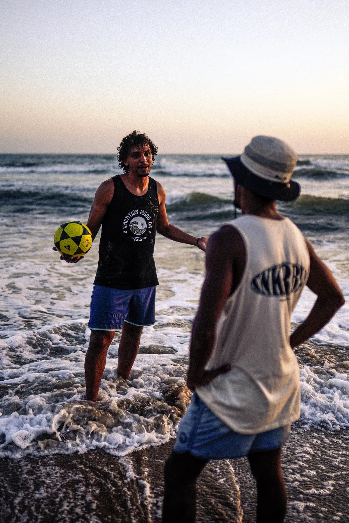 Diskussion am Strand mit Vacation Mood On Tanktop in Schwarz und Ball