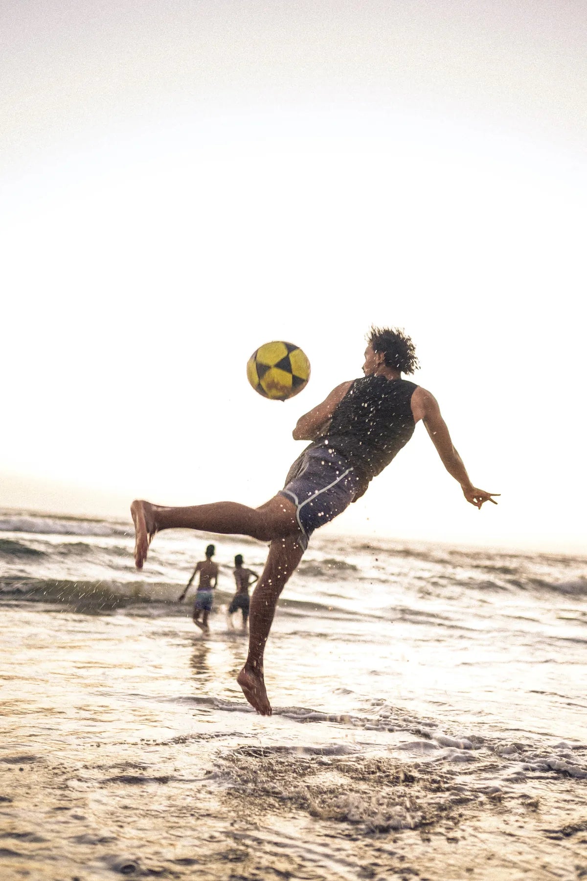 Sprung beim Strandfußball mit Vacation Mood On Tanktop in Schwarz