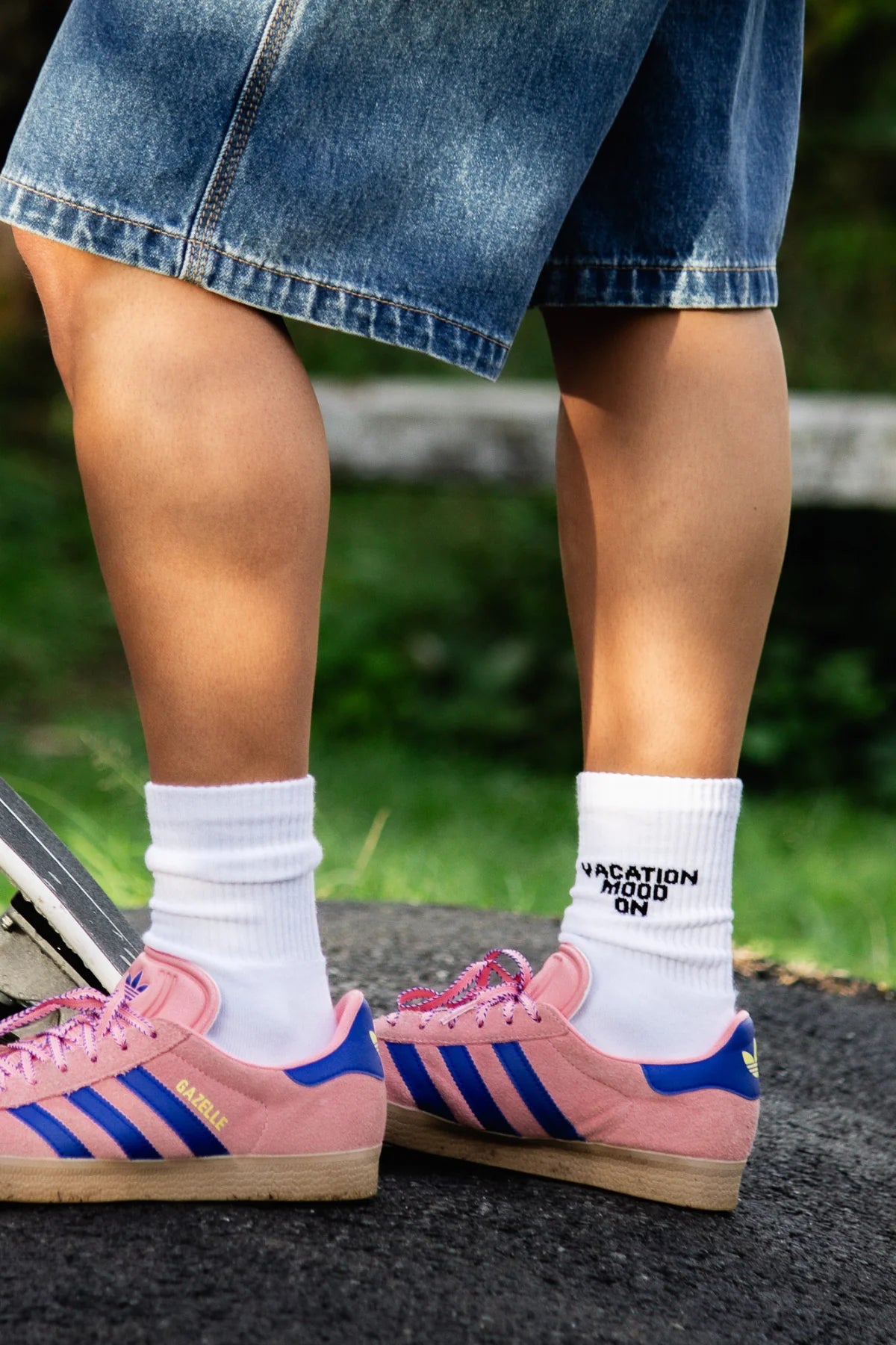 Rückansicht der weißen Vacation Mood On Tennissocken getragen zu Shorts und Retro-Sneakern