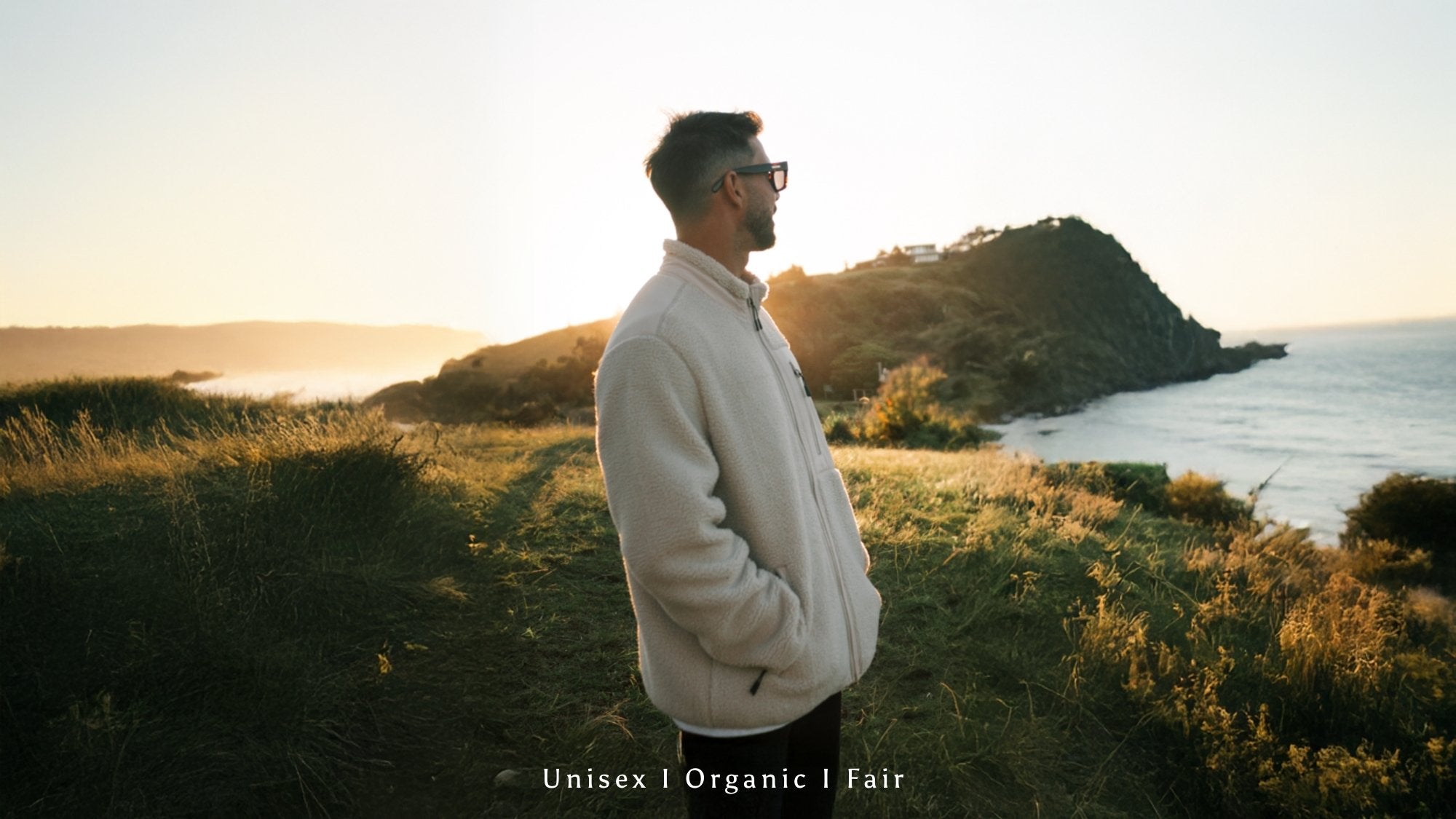 Mann in beiger Fleece Jacke von The Sunkissed rebels am Strand