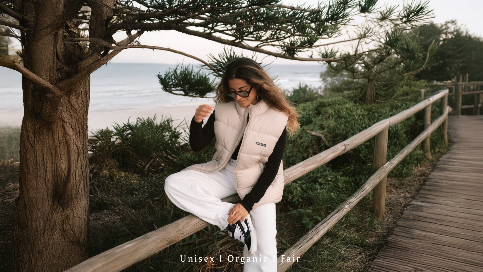 Frau trägt beige Fleecejacke von The sunkissed rebels vor Strandkulisse