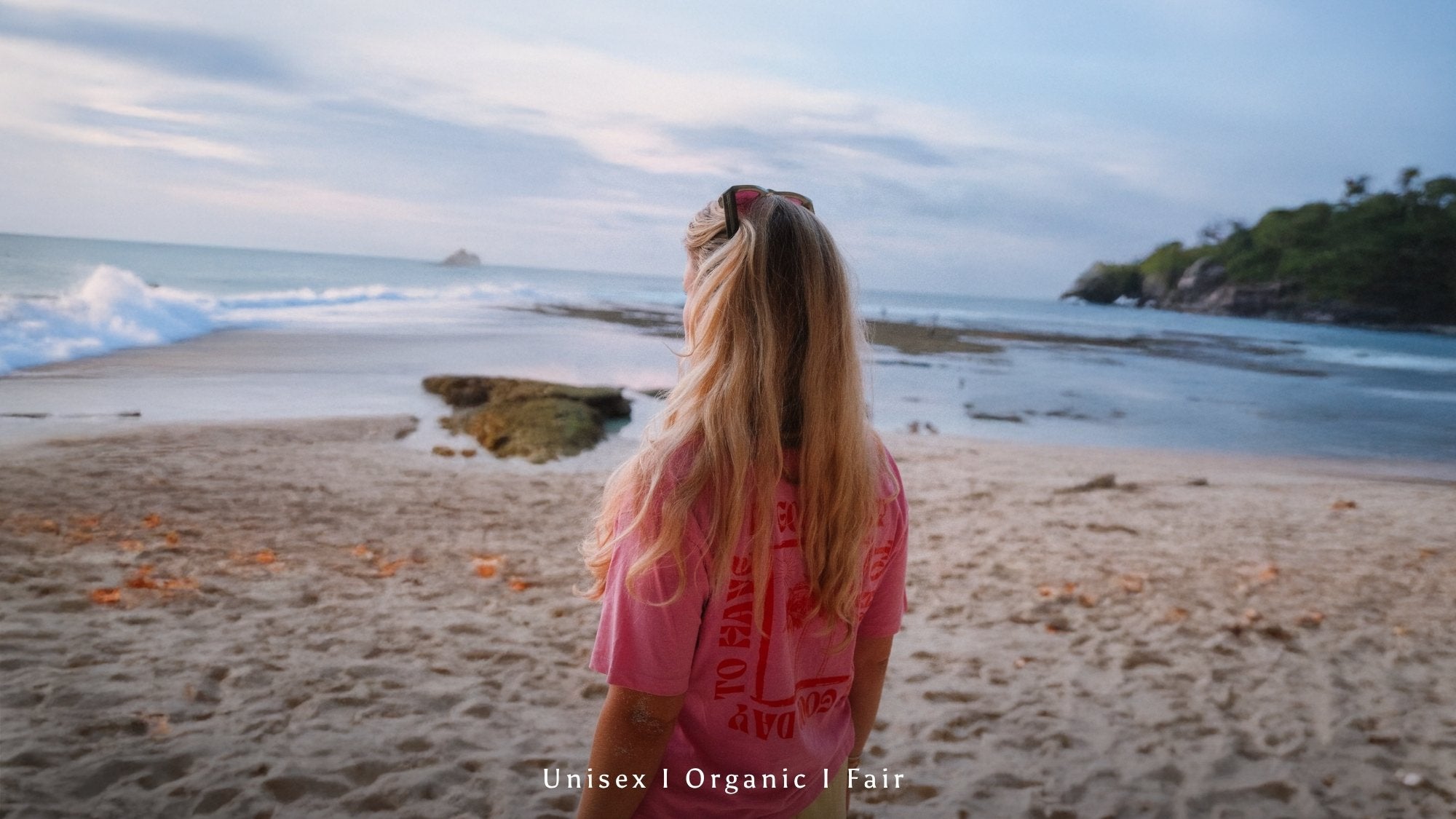 Mann am Strand mit Kamera in der Hand trägt Tank top von The Sunkissed Rebels