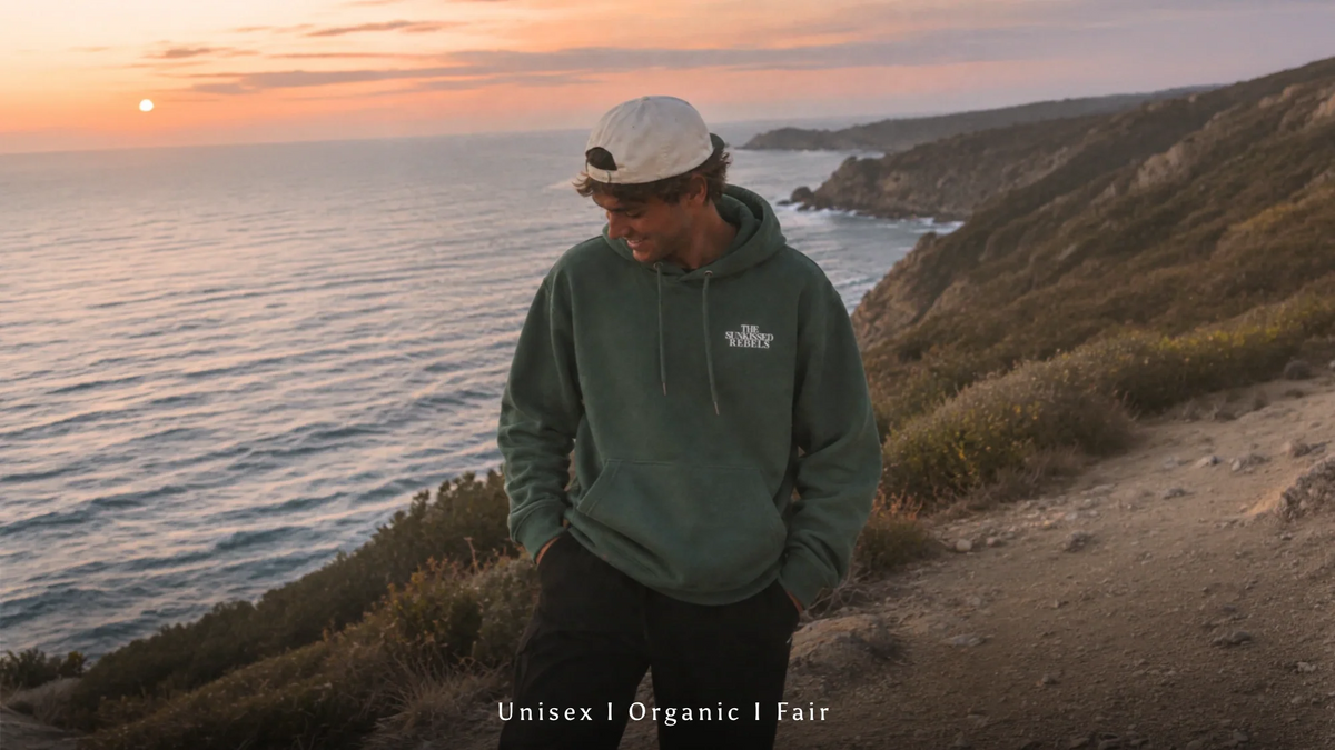 Mann an Küste Trägt grünen Hoodie