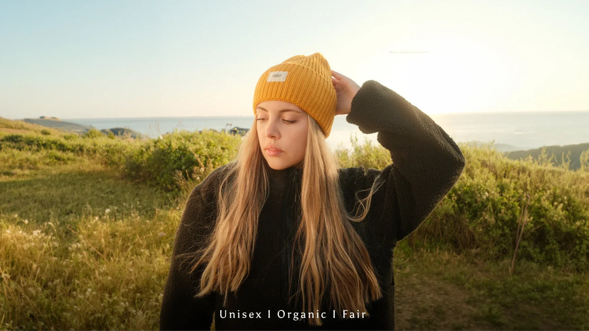Honey Gold Beanie getragen von Model von The Sunkissed Rebels