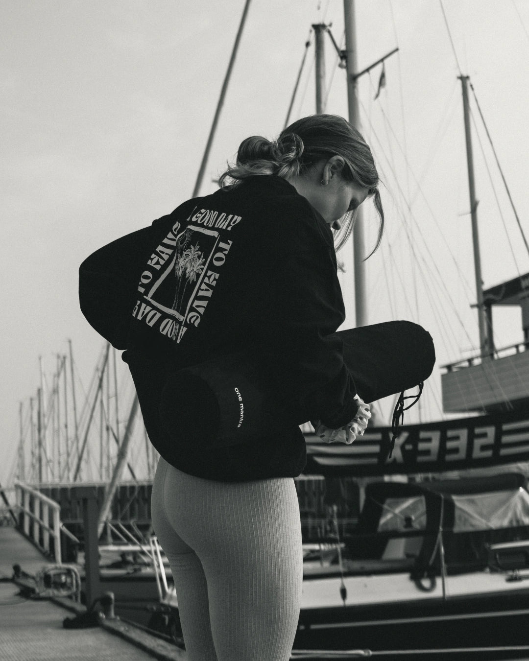 Frau am Hafen trägt schwarzen a Good Day Sweater 