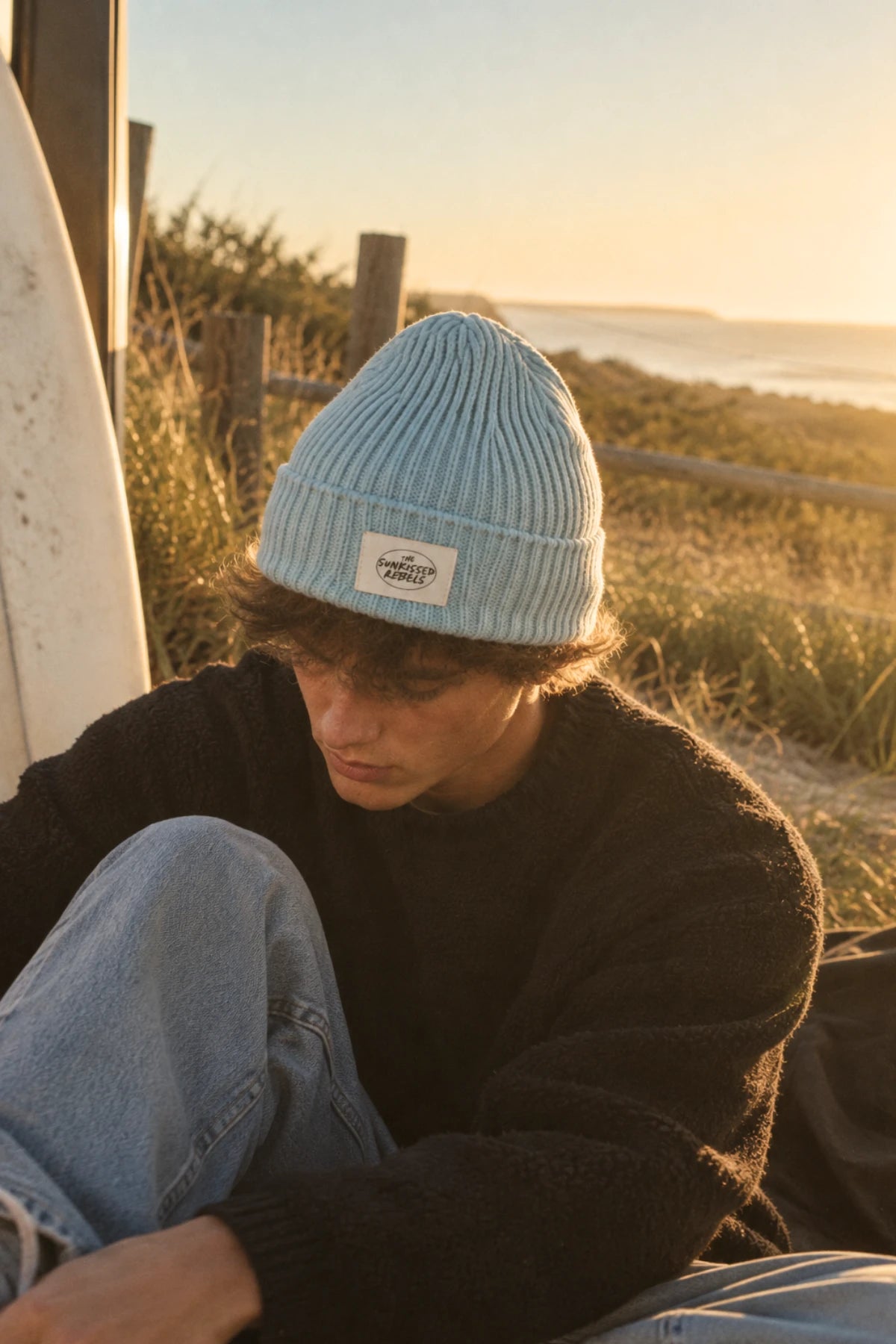 Model trägt große BEanie in Light Blue von The Sunkissed Rebels