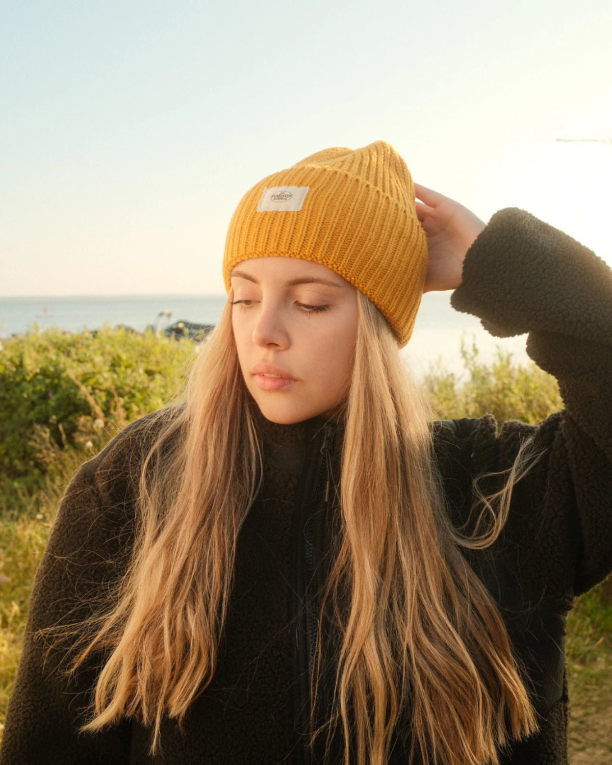 Frau trägt gelbes Beanie von The Sunkissed Rebels 
