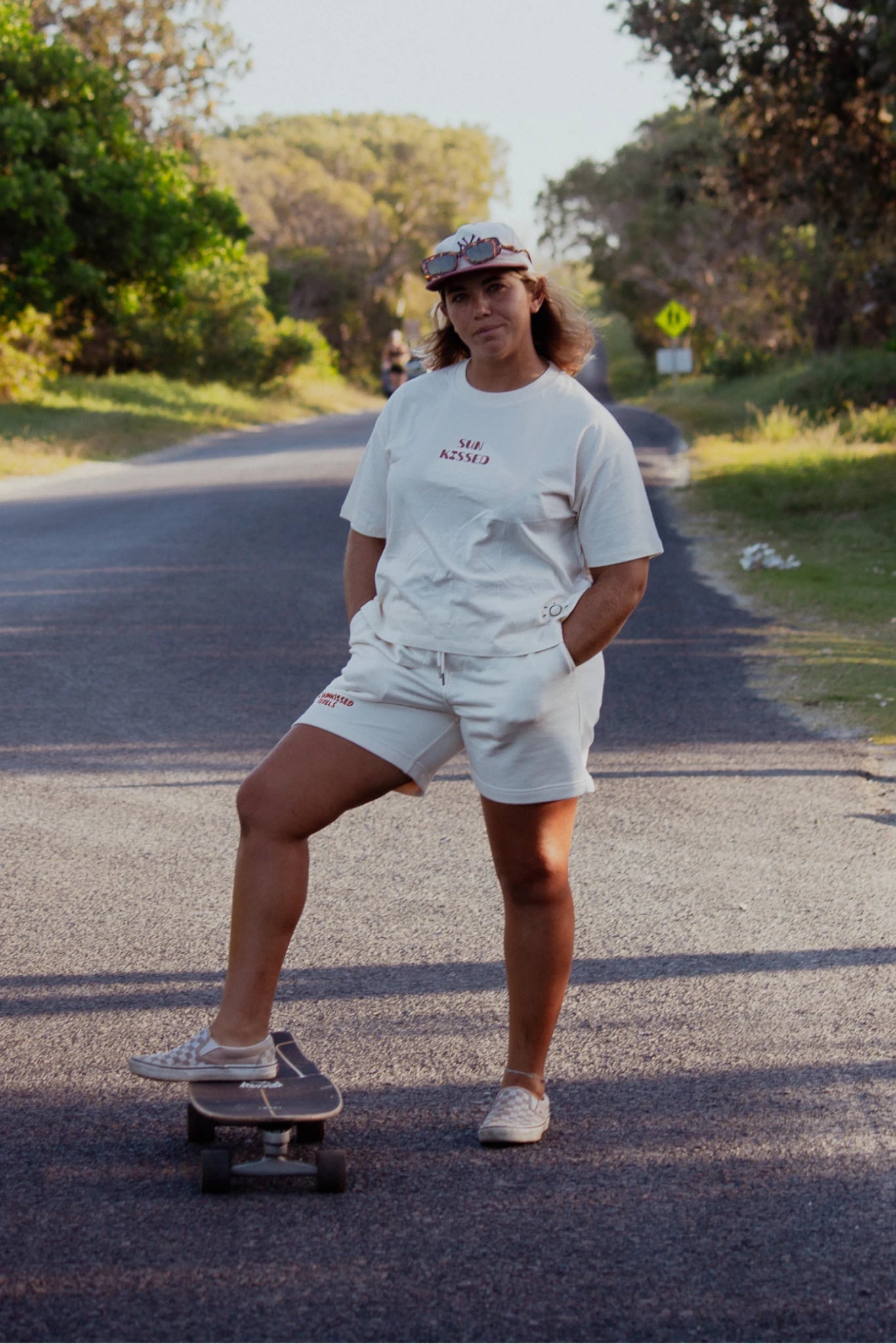 Komplettes Outfit mit beigen Sweat Shorts im Streetwear Stil auf einer Straße im Sonnenlicht