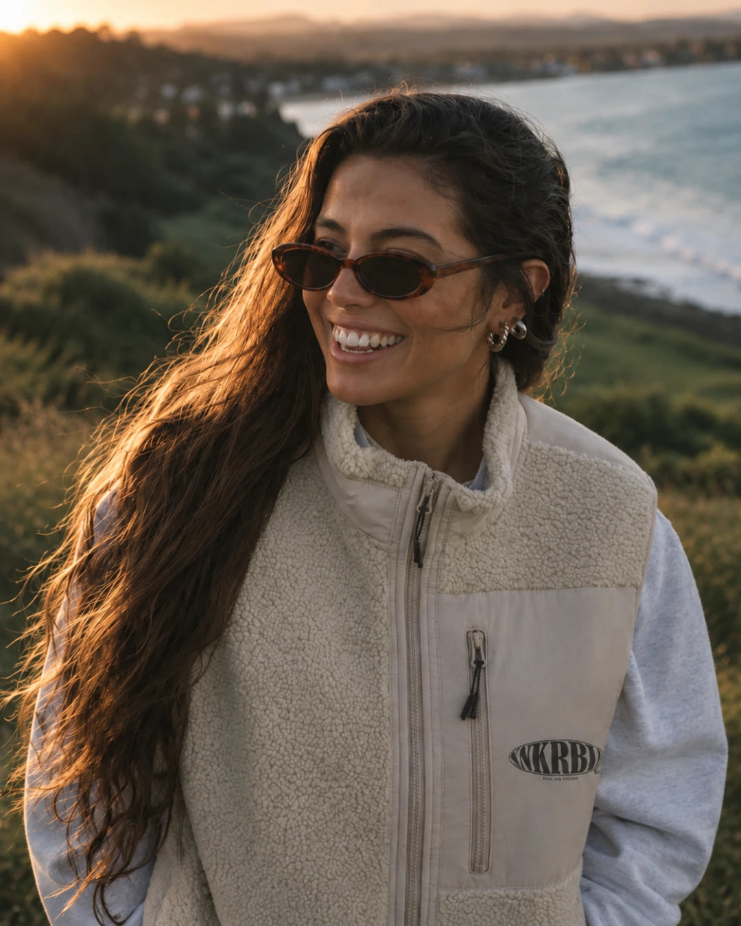 Frau trägt Fleeceweste von The Sunkissed Rebels in beige