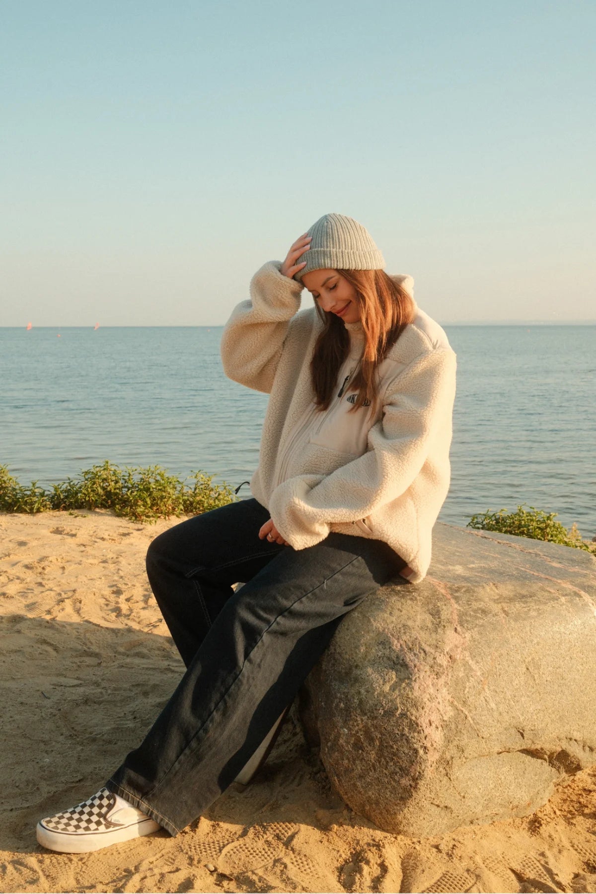 Entspannter Strand-Look mit der Oversized Fleecejacke in Sand von The Sunkissed Rebels mit Stehkragen.