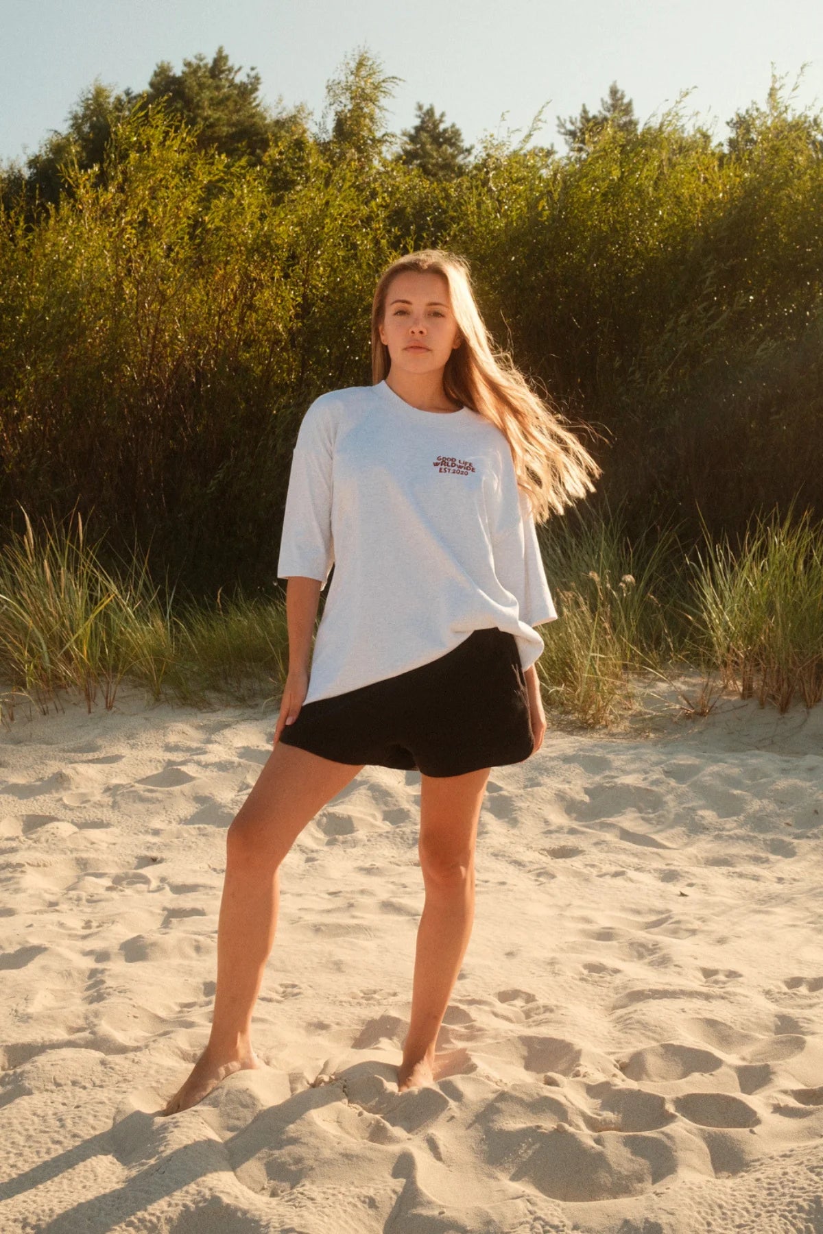 Frontansicht des Goodlife Heavy T-Shirts in Cool Grey von The Sunkissed Rebels mit kastigem Oversized-Schnitt und weiten Ärmeln.