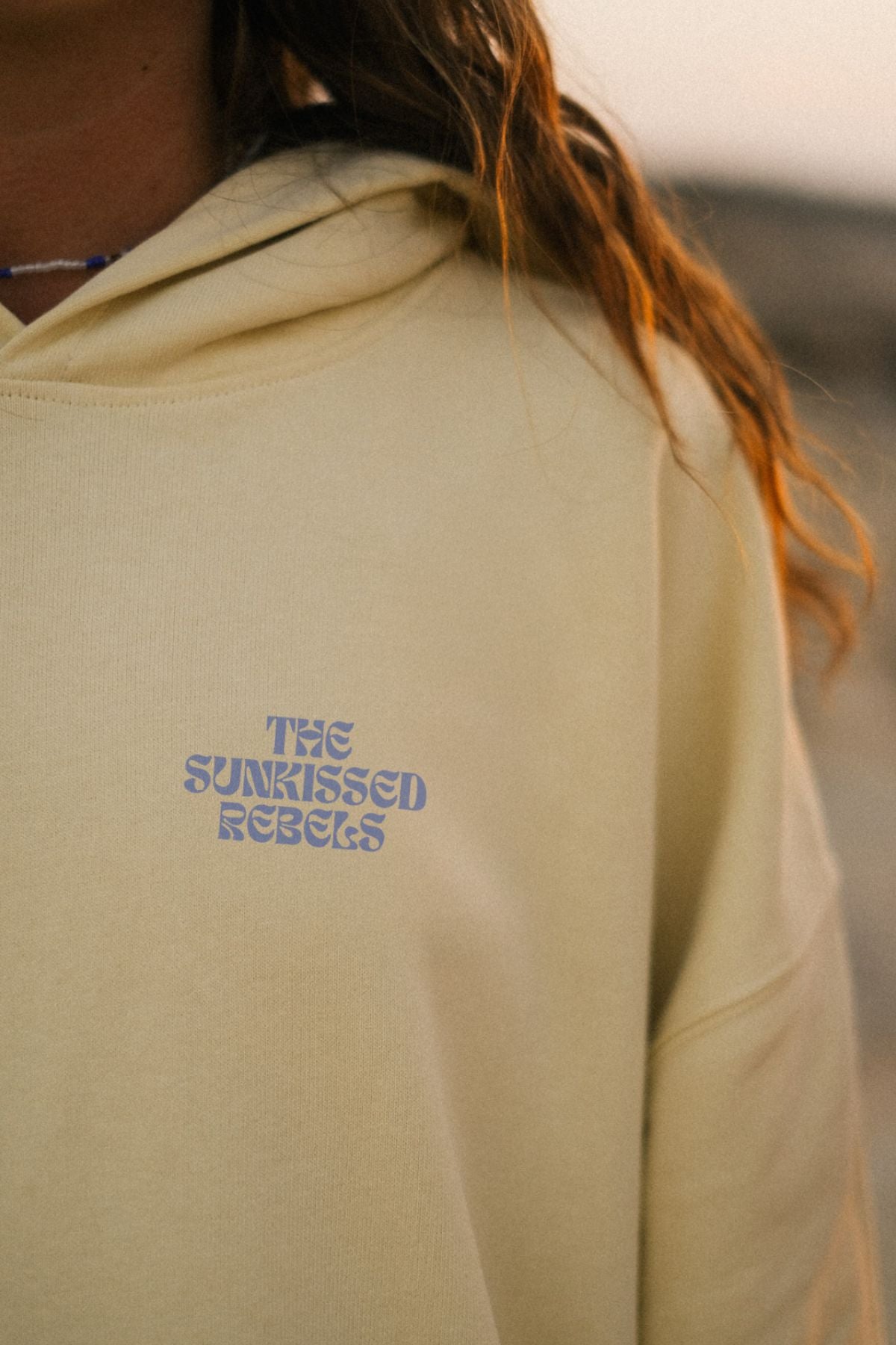 Nahaufnahme vom Print vorne des A Good Day Hoodie von The Sunkissed Rebels. 
