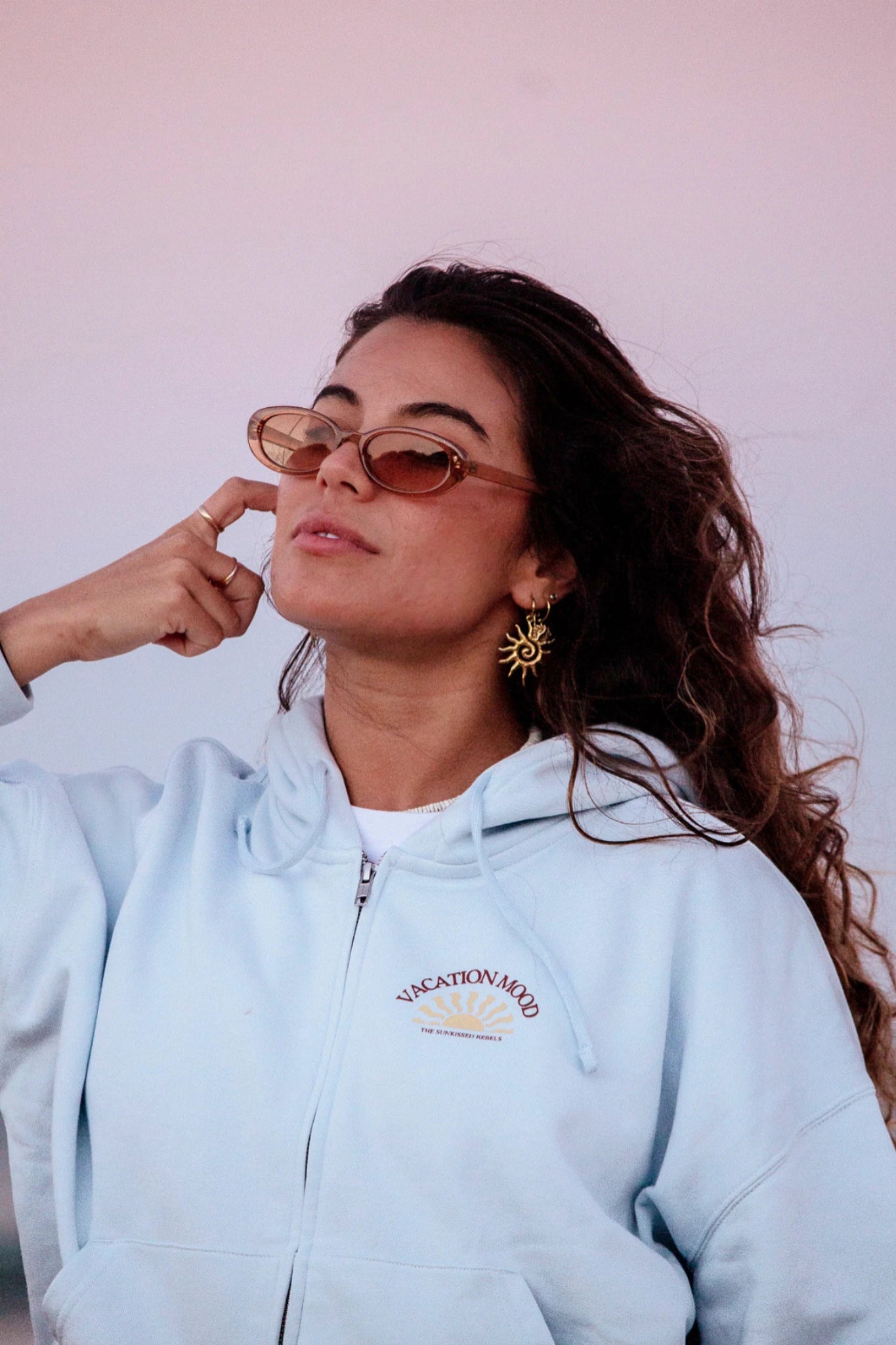 Detailaufnahme vom Iconic Women Zip Hoodie Pacific Chill mit Logo und Reißverschluss