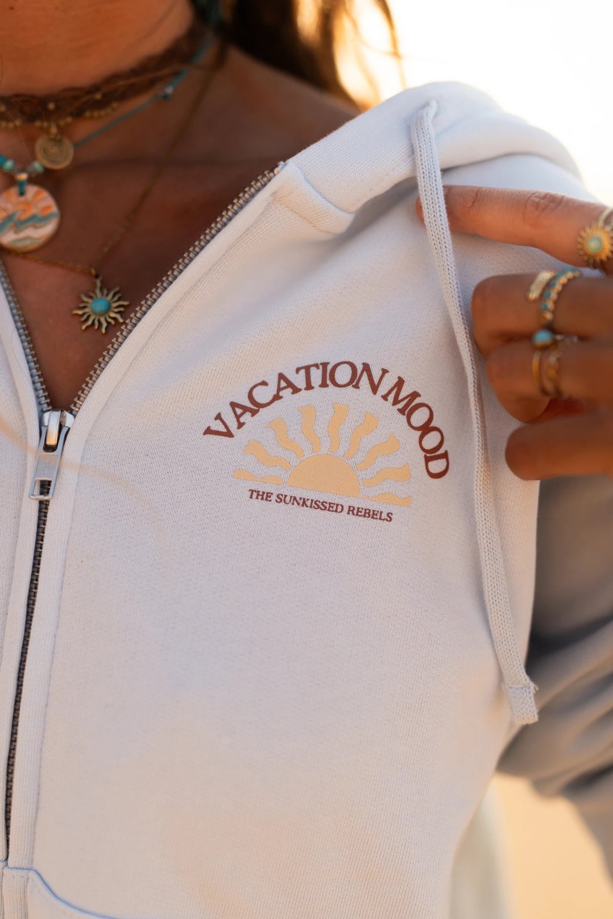 Detailaufnahme des Iconic Women Zip-Hoodie Pacific Chill mit Vacation Mood Print auf der Brust und hochwertigem Reißverschluss.