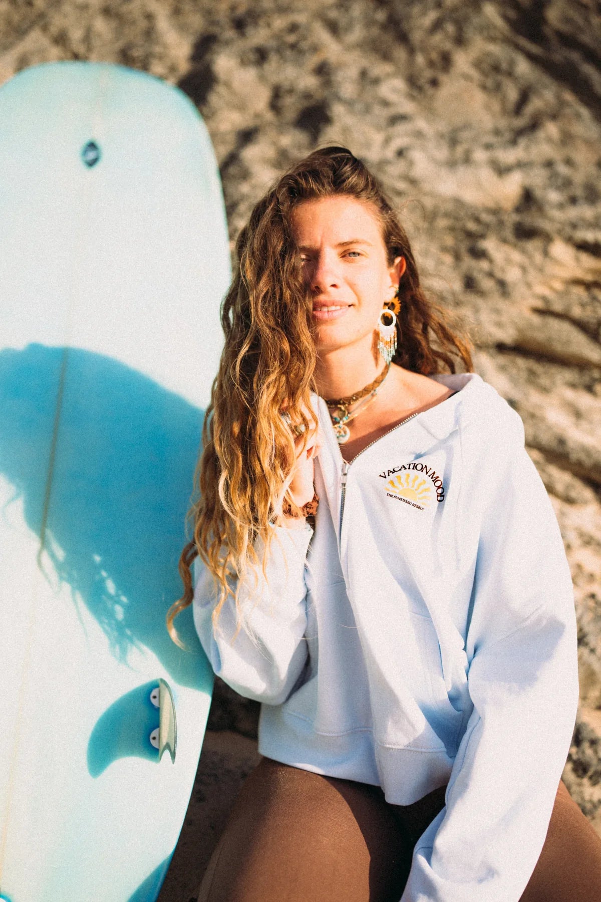 Damen Zip-Hoodie Pacific Chill in heller Farbe mit Vacation Mood Print beim Surf-Lifestyle-Shooting am Strand.