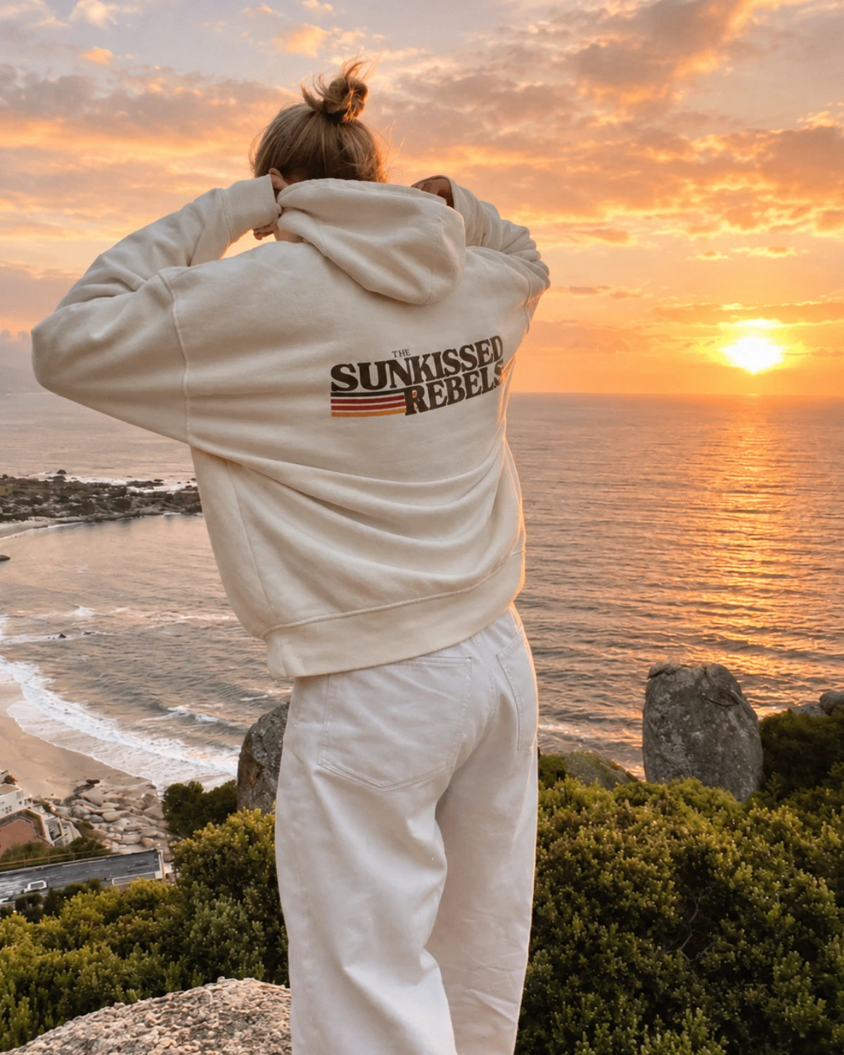 Retro Vibes Oversized Hoodie in Cream – Backprint und Kapuze bei Sonnenuntergang am Meer