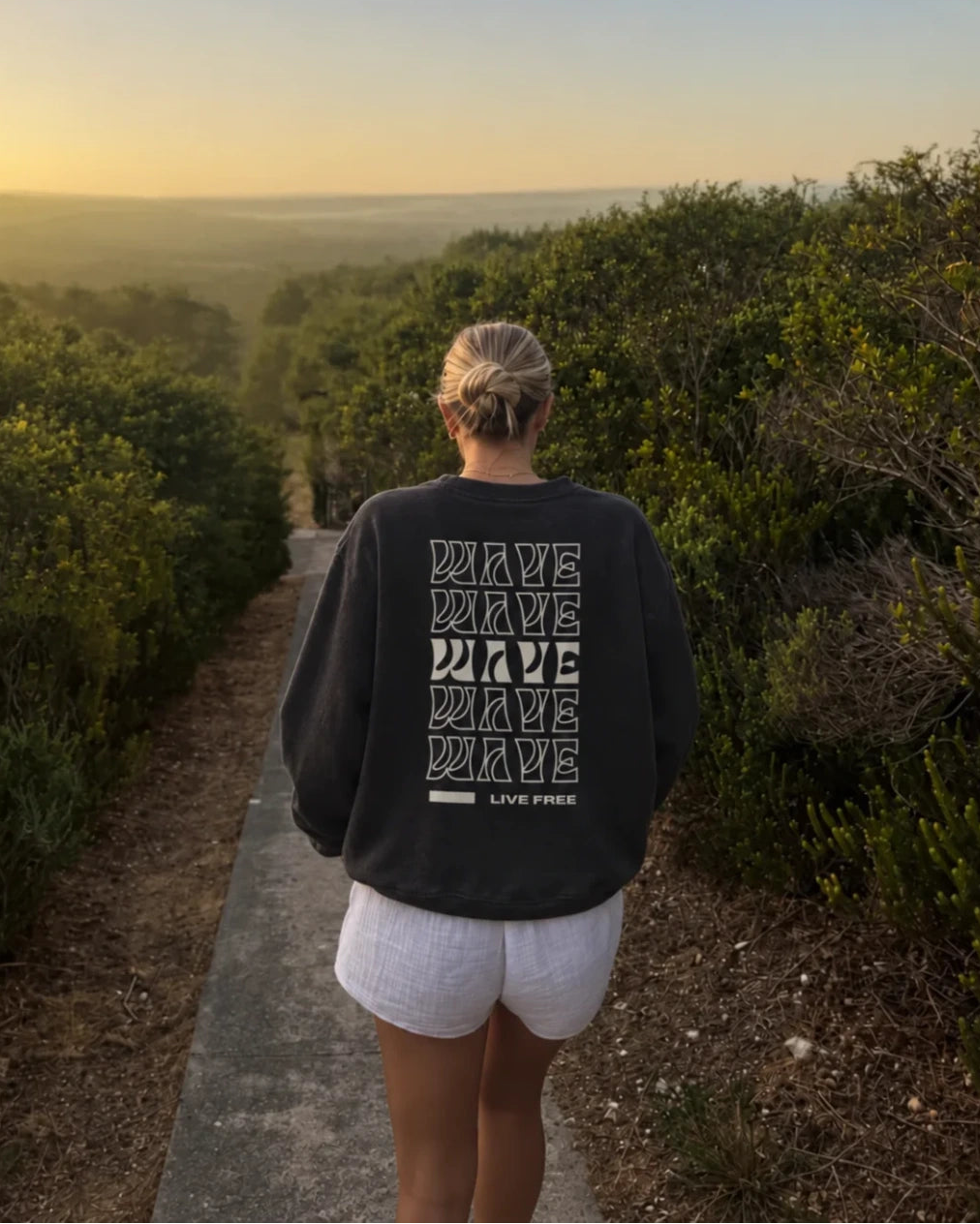 Frau trägt shcwrazen Live Free Sweater ovn The Sunkissed Rebels in Natur