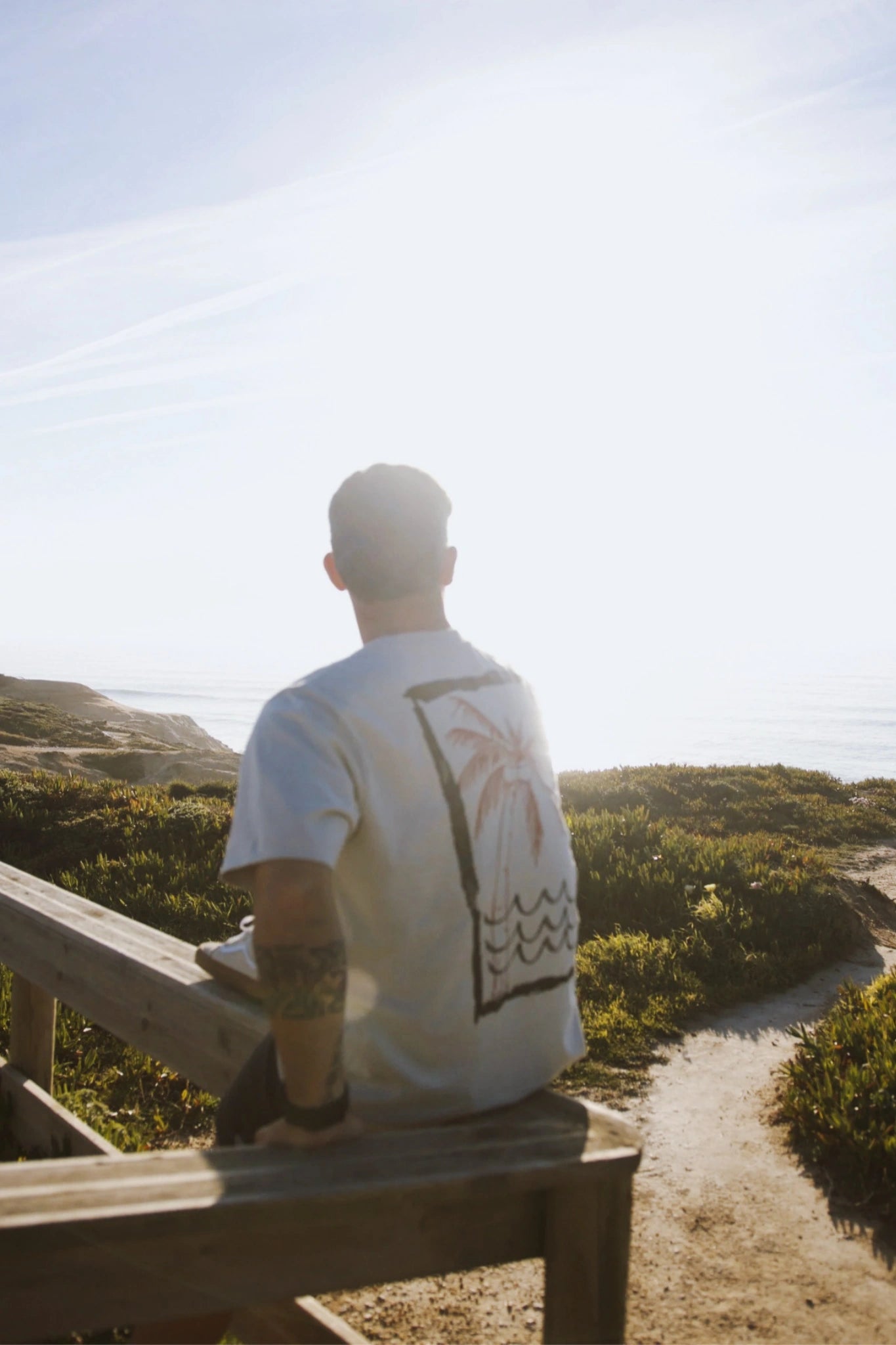 Oversized T-Shirt Sand Waves Palm Trees Rückenprint am Meer bei Sonnenlicht Lifestyle Sommer Outfit