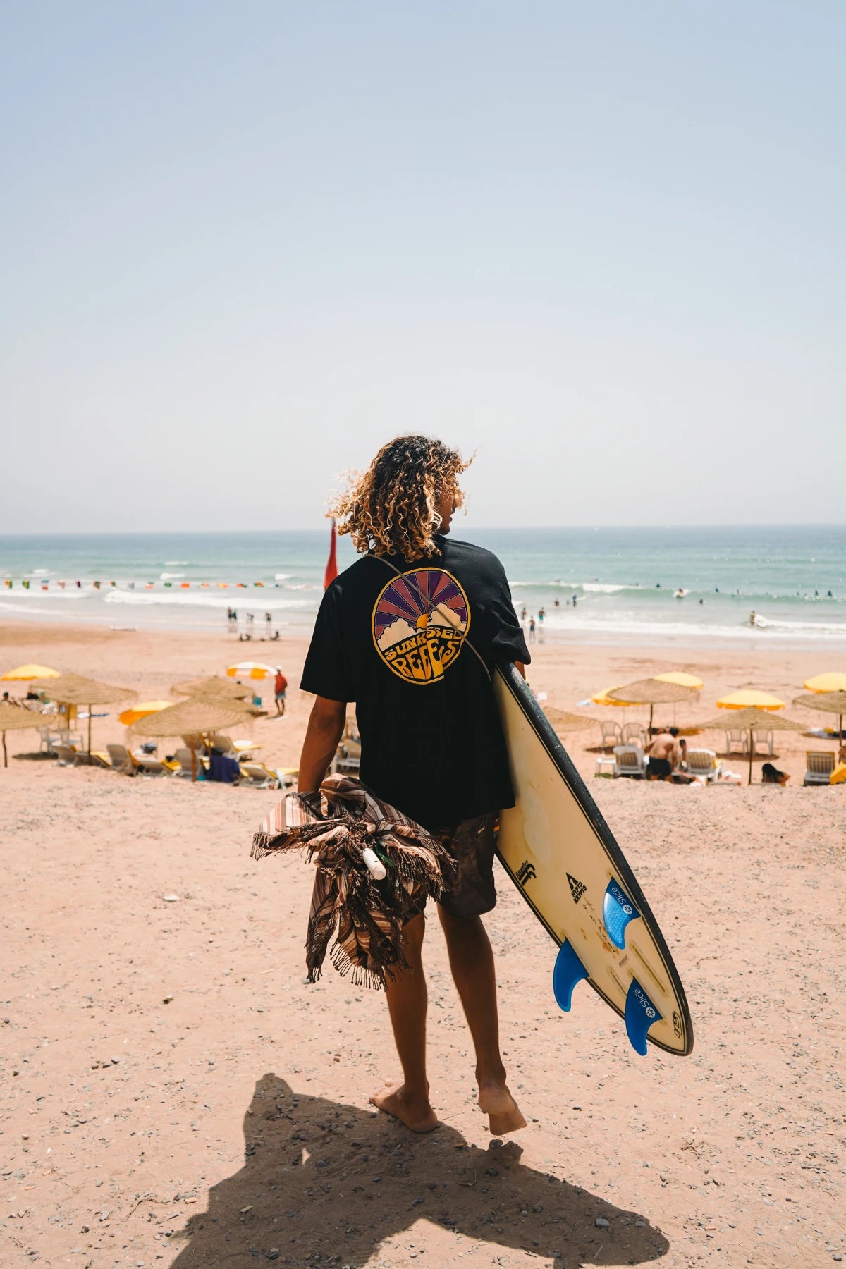 Blick auf den Ozean mit Surfboard – Sunkissed Rebels Abenteuer