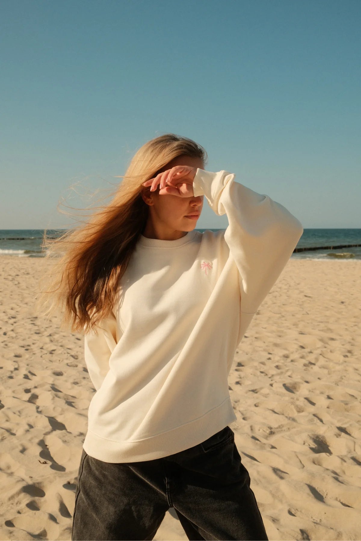 Entspannter Beach Look mit dem hellen Oversized Pullover Palm Tree Sweater Cream von The Sunkissed Rebels.