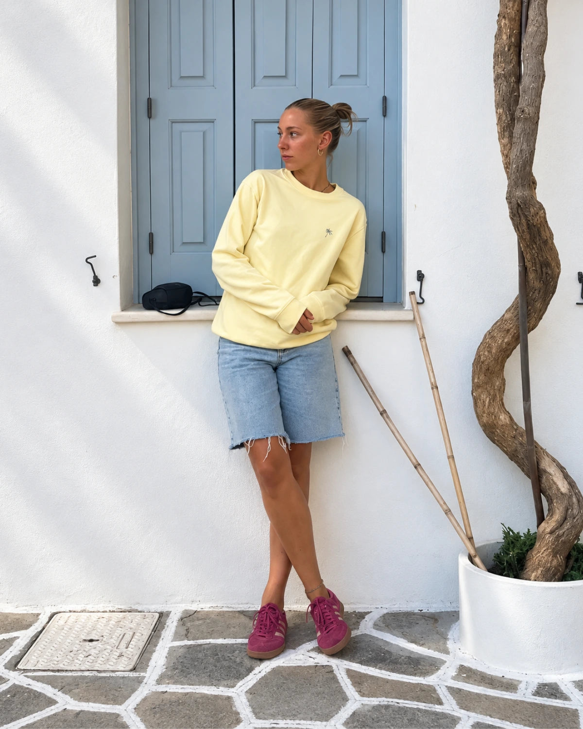 Palm Tree Sweater in Butter von The Sunkissed Rebels getragen mit Jeansshorts im entspannten Vacation Look
