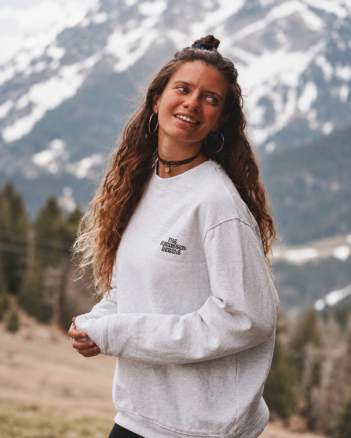 Paradise & Sunset Sweater in Cool Grey im lässigen Oversized Fit vor alpiner Bergkulisse