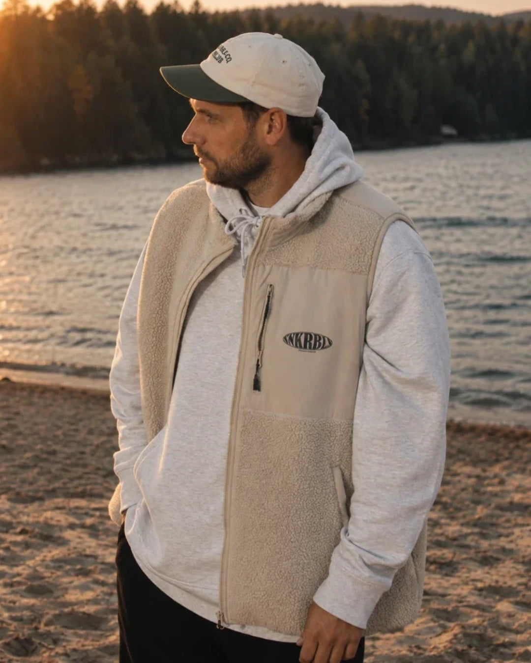 Mann am See trägt beige fleece Weste von The Sunkissed rebels