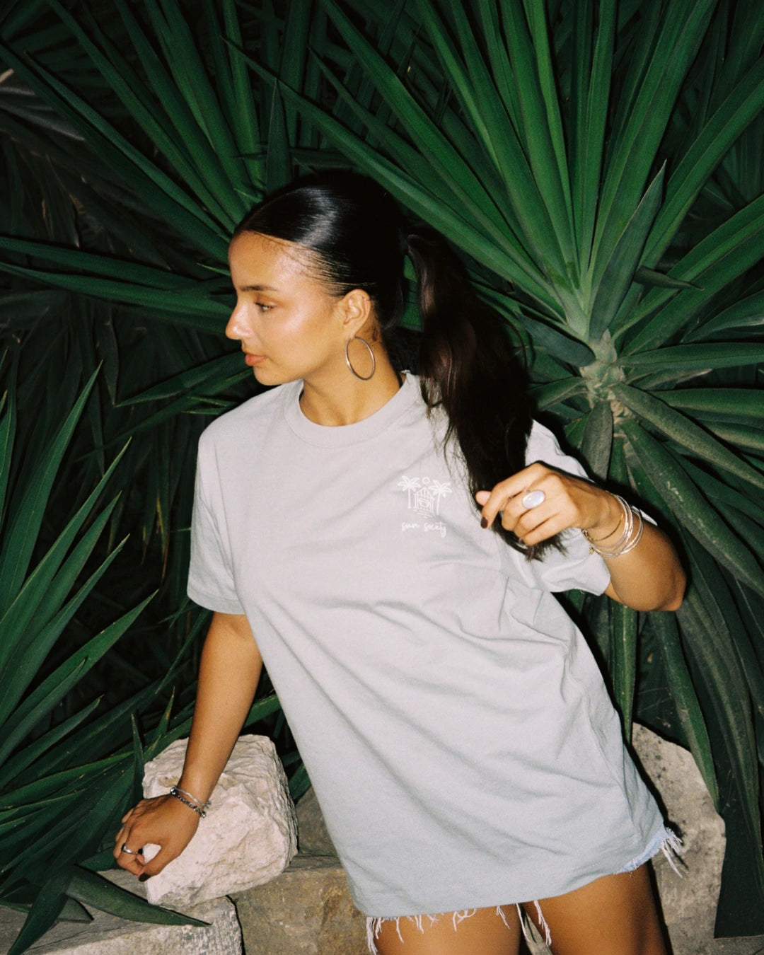 Model trägt alkoe farbendes OVersized T-Shirts von The Sunkissed Rebels