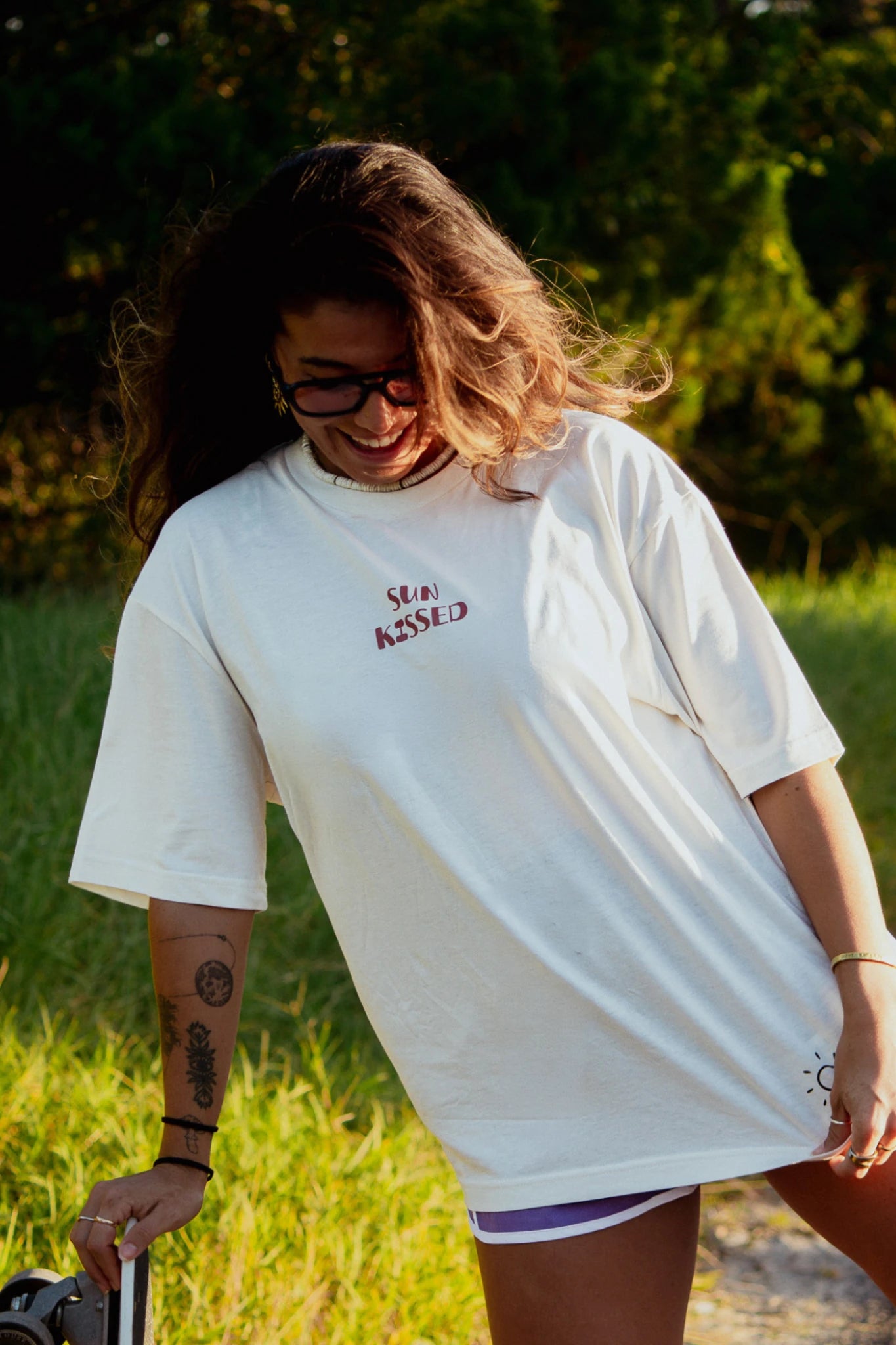 Detailaufnahme vom Sunkissed Light T Shirt Natural Raw mit Frontprint