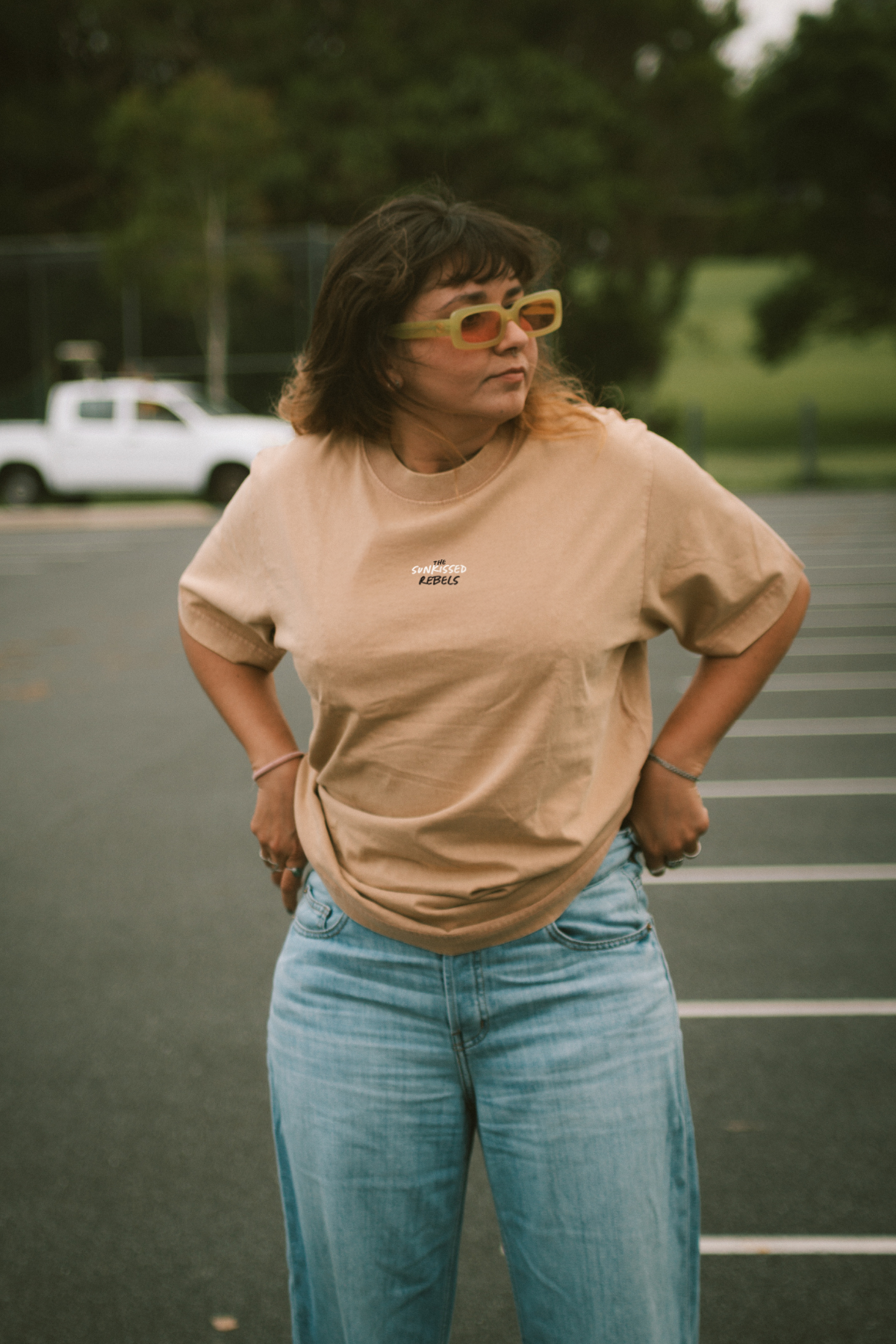 Frau trägt T-Shirt von The Sunkissed Rebels. 