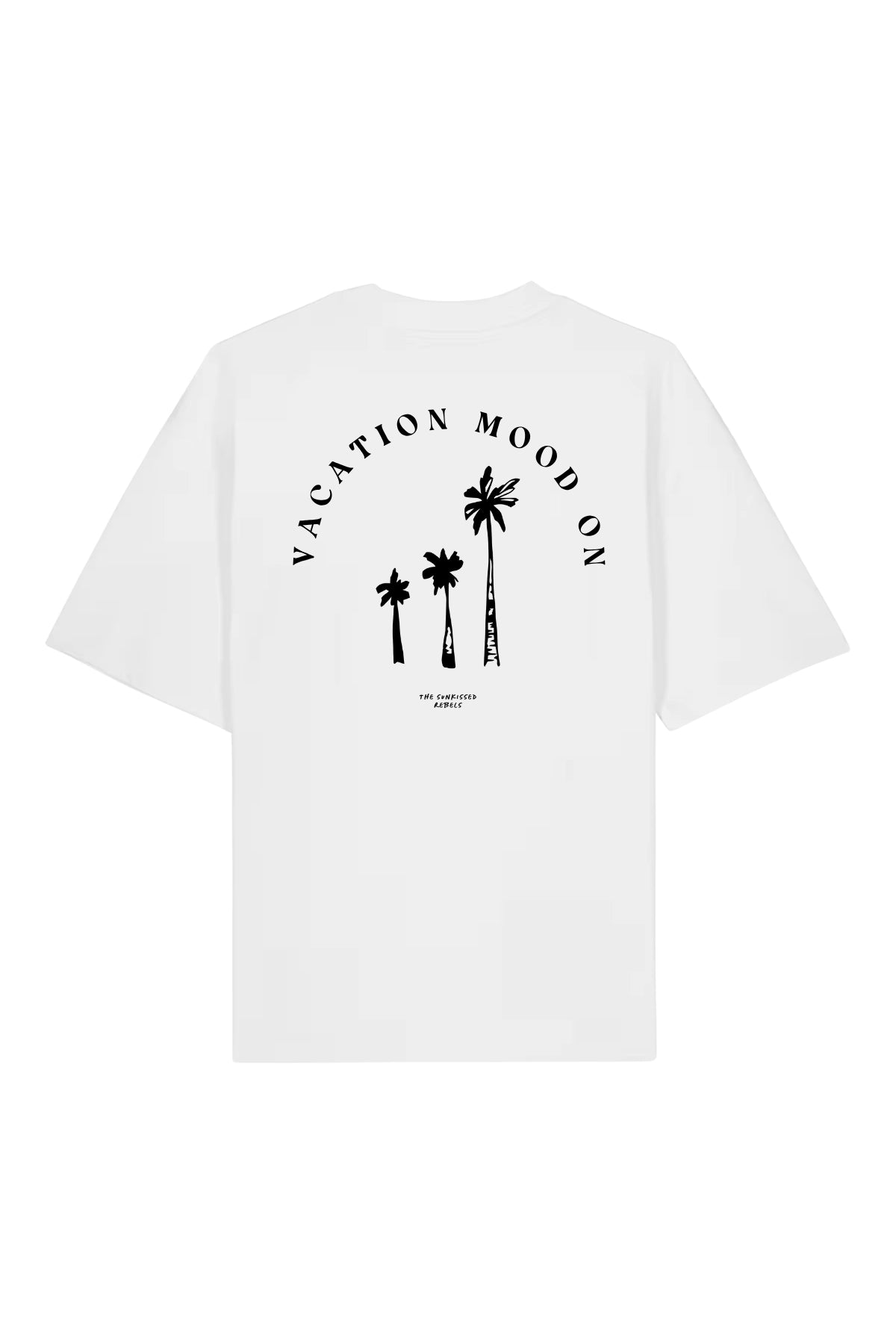 Rückseite des weißen oversized T-Shirts mit Palmenmotiv und dem Spruch „Vacation Mood On“