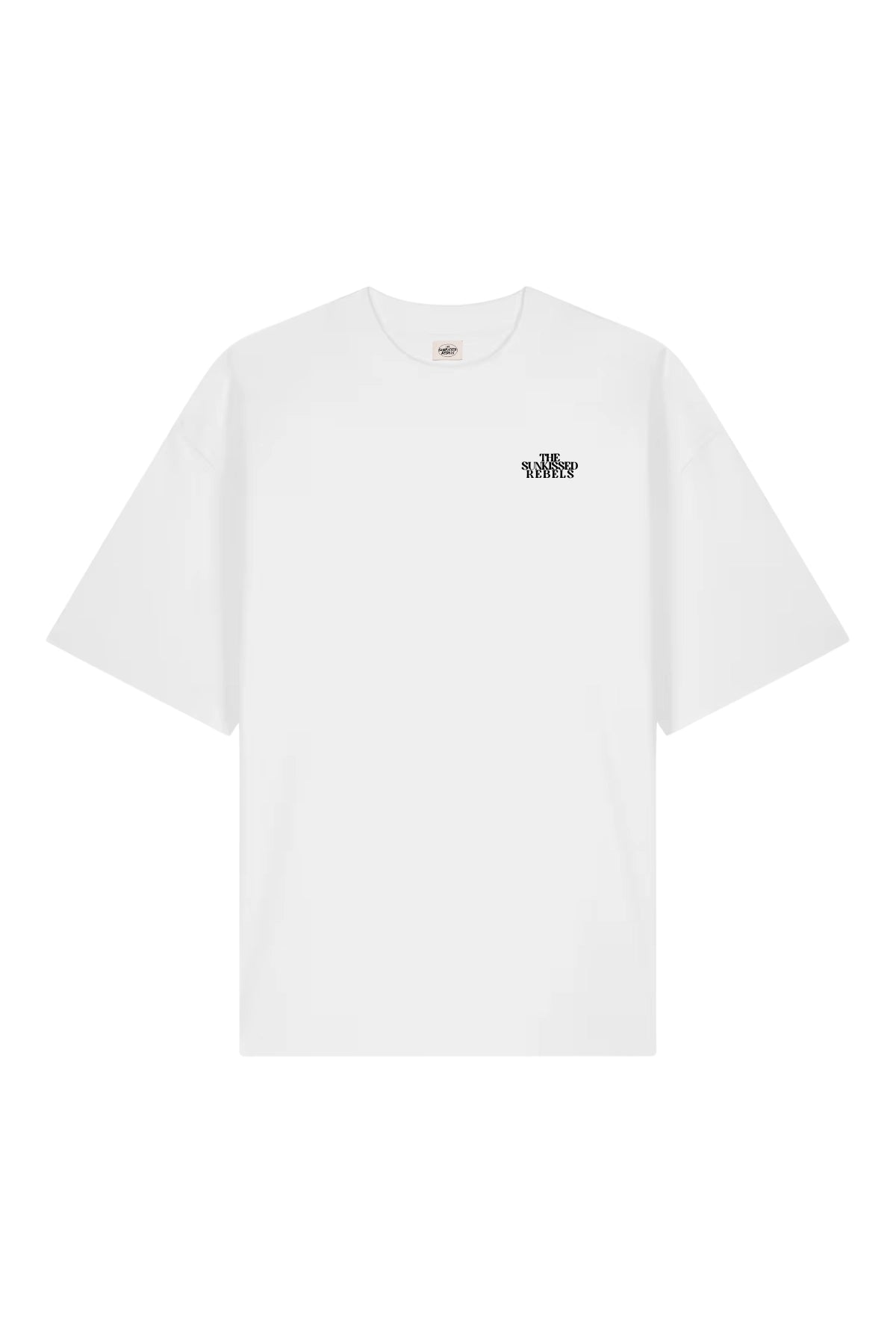 Weiße oversized T-Shirt Vorderseite mit dezentem „The Sunkissed Rebels“-Schriftzug auf der Brust