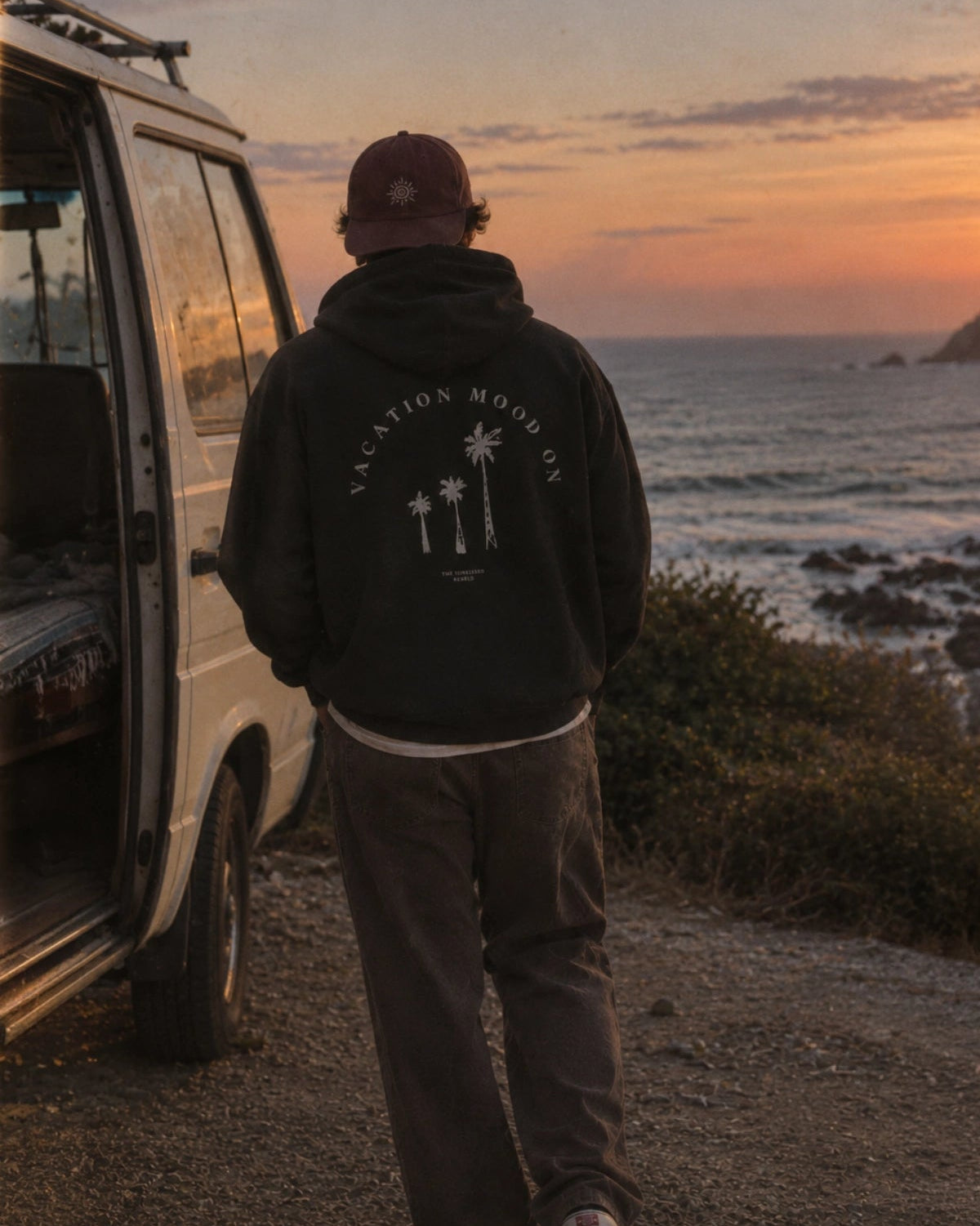 Schwarzer Vacation Mood On Hoodie mit weißem Palmen-Rückenprint Vacation Mood On mit Blick auf den Sonnenuntergang über dem Ozean