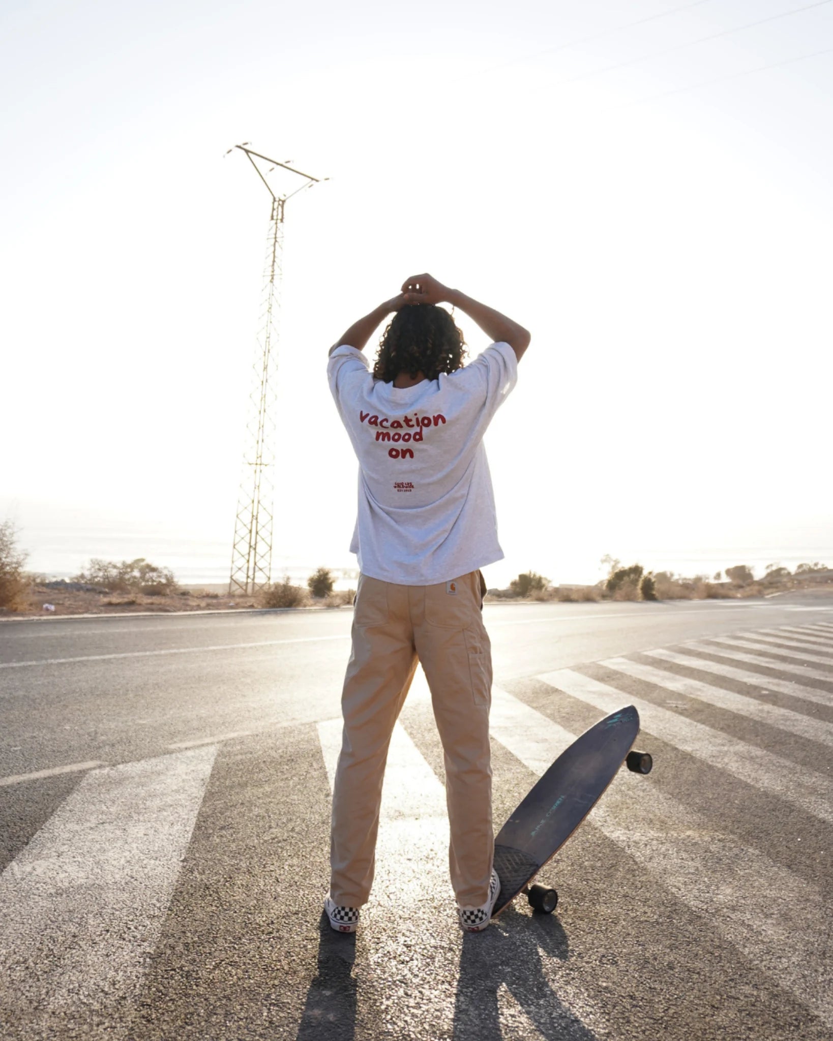 The Sunkissed Rebels Vacation Mood On Shirt – Streetwear Look mit Skateboard bei Sonnenuntergang