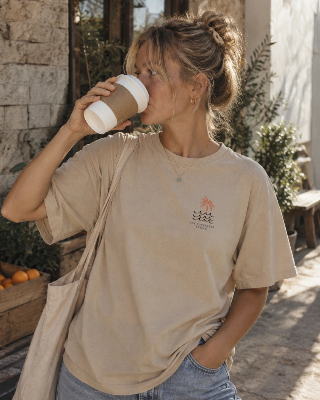 Waves & Palm Trees Oversized T-Shirt in Sand – Damen Lifestyle Frontansicht