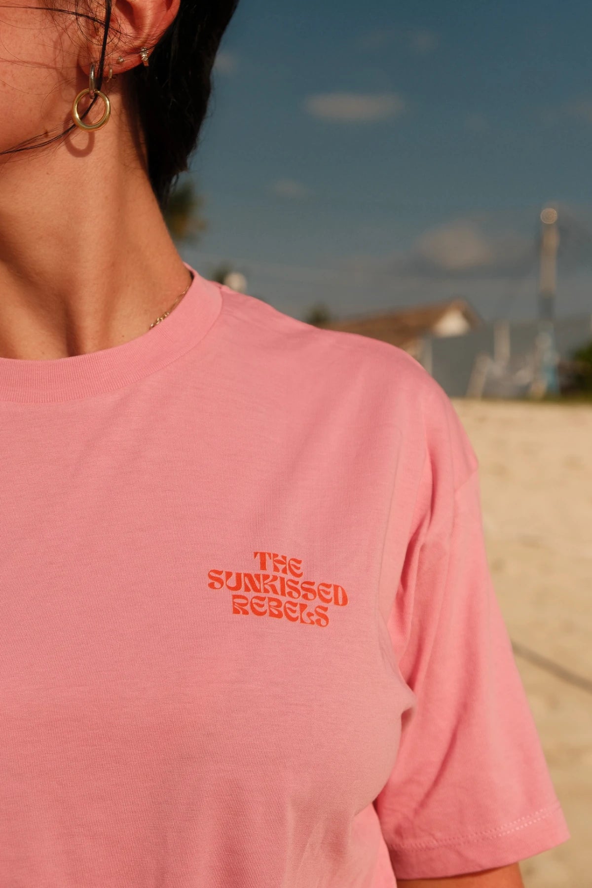 A Good Day Women T-Shirt Pink mit The Sunkissed Rebels Logo auf der Brust – stylisches Damen-T-Shirt für sonnige Tage am Strand.