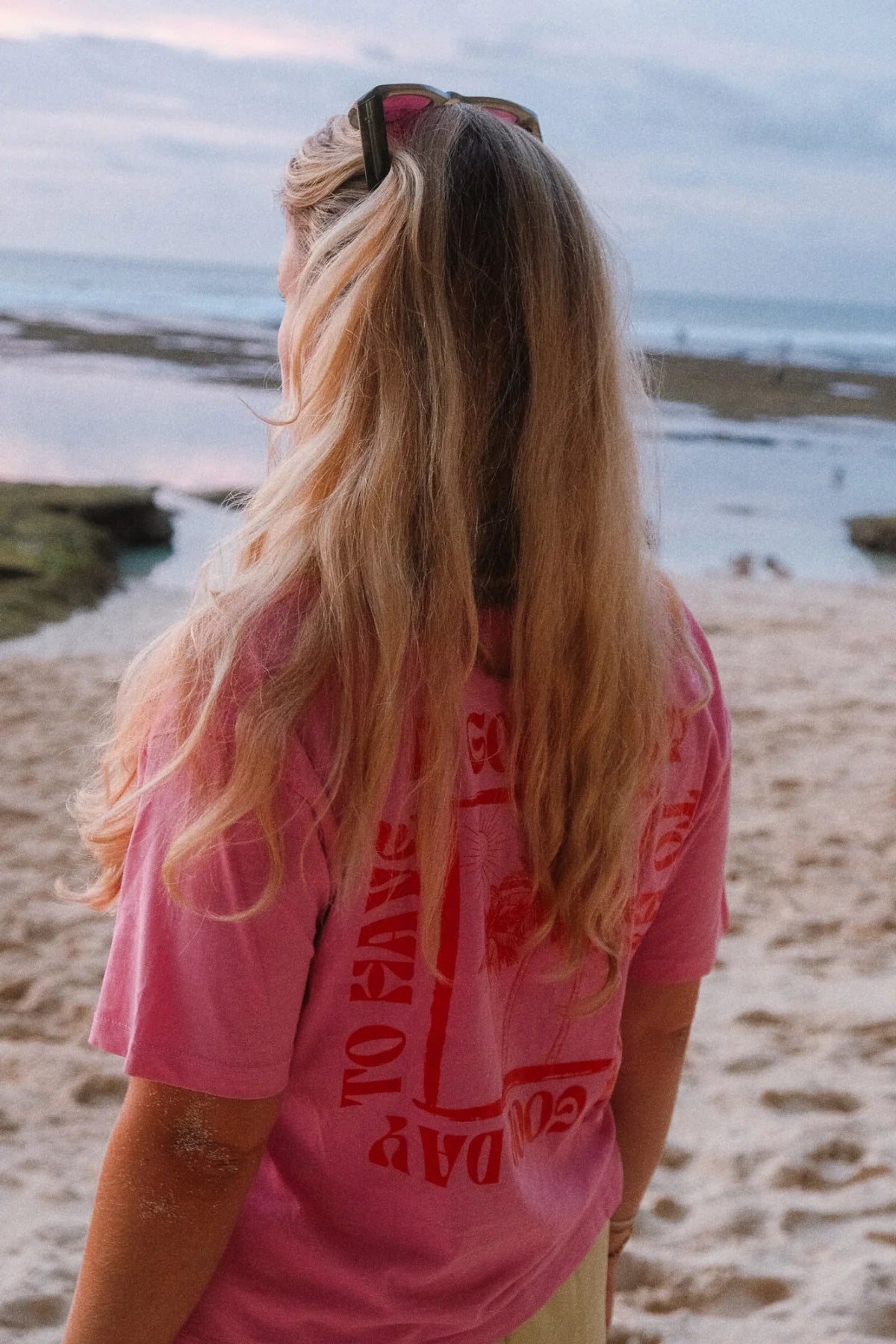 A Good Day Women T-Shirt Pink bei Sonnenuntergang am Meer – nachhaltige Mode von The Sunkissed Rebels.