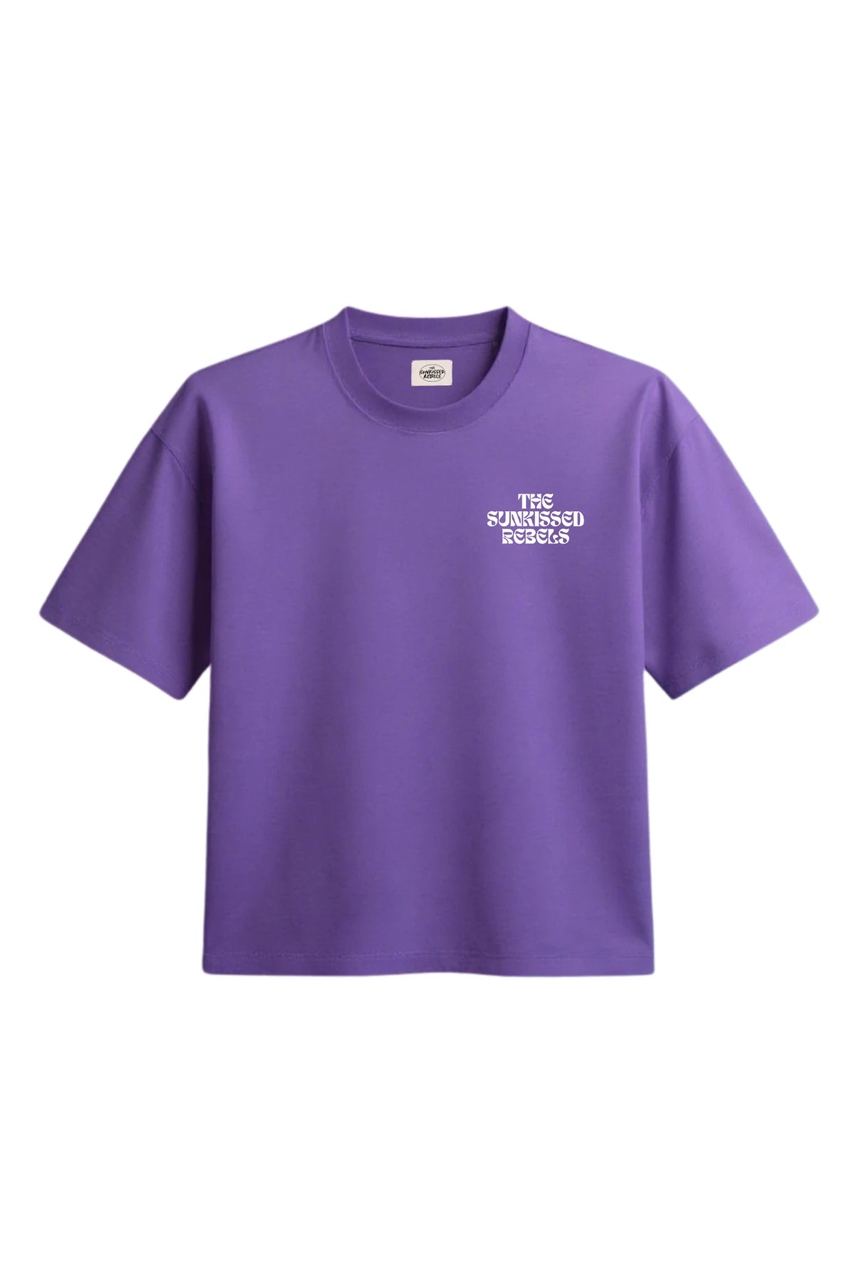 Lila Damen-T-Shirt mit weißem Logo-Print ‘THE SUNKISSED REBELS’ auf der Brust.
