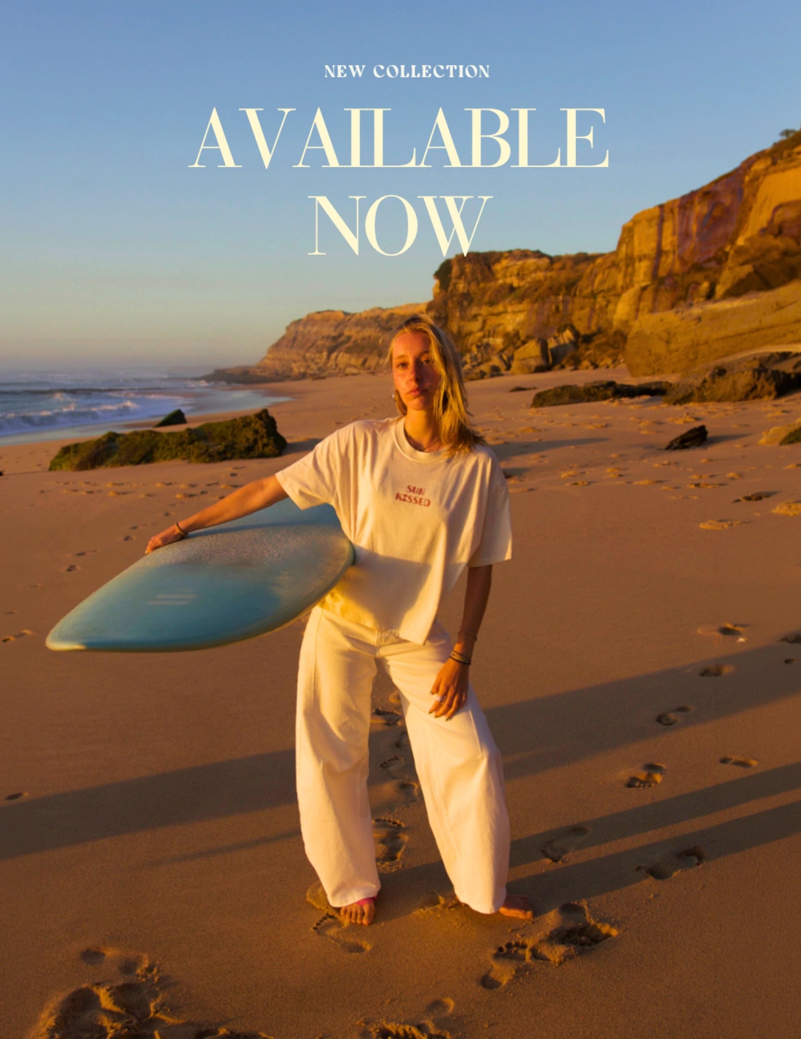 Frau steht am Strand mit Surfboard bei Sonnenuntergang, warme Golden Hour Farben, neue Kollektion jetzt verfügbar