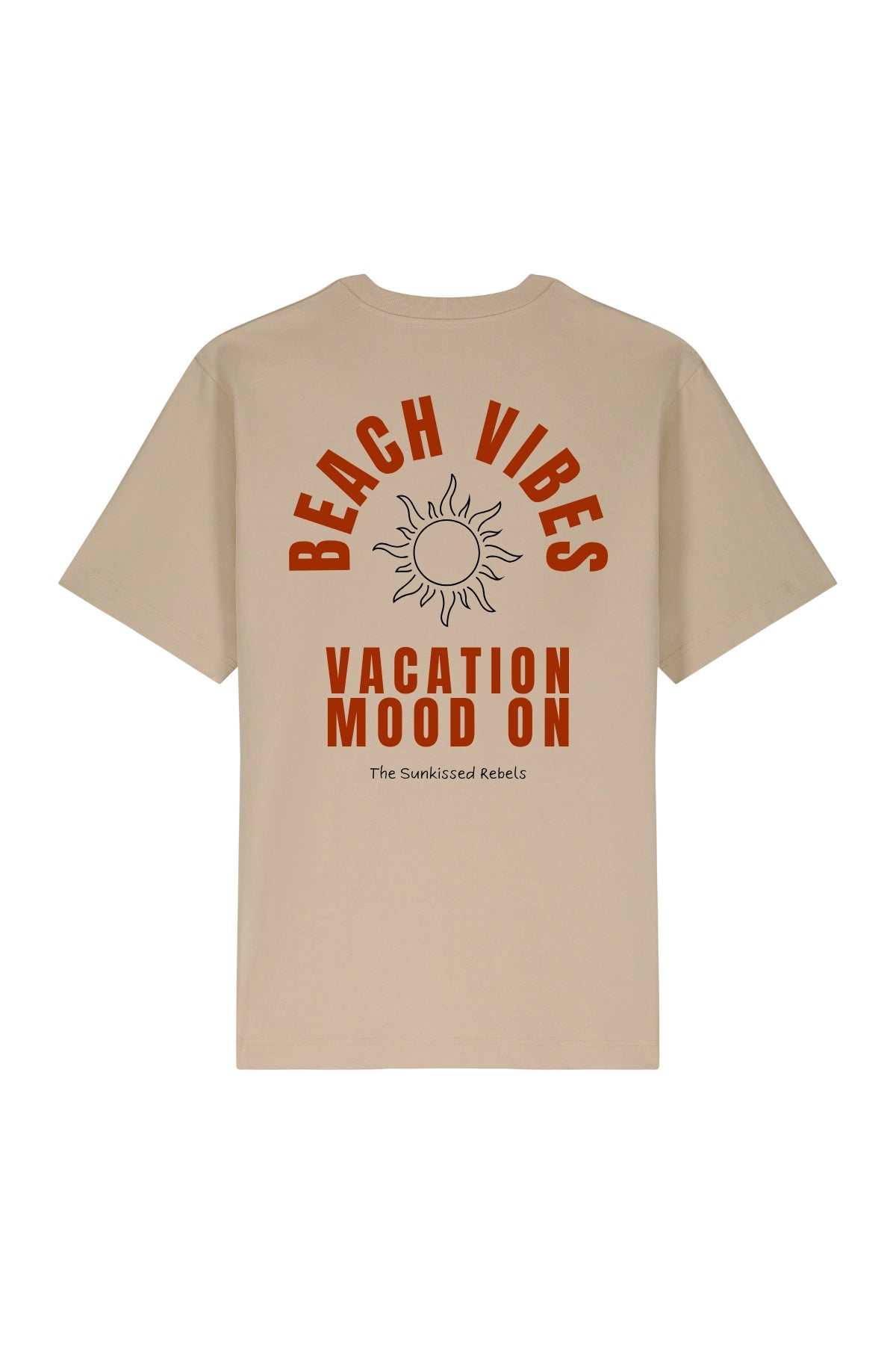 Rückansicht des Sandfarbenen Beach Vibes Oversized T-Shirts mit Sonnenmotiv und rotem Print