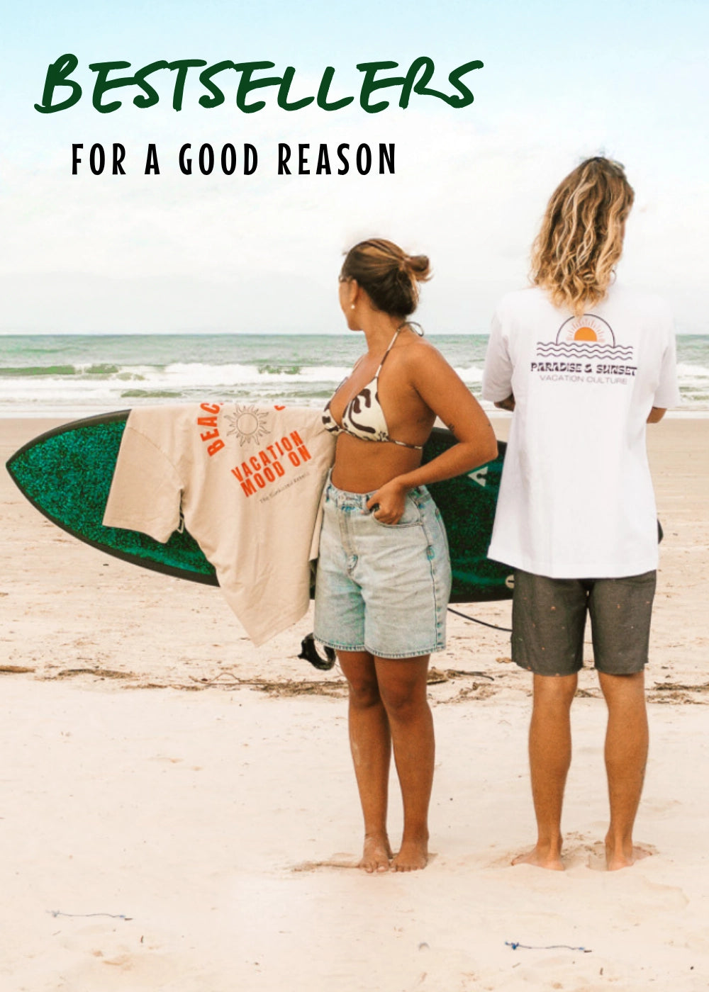 Sommerliches Strandmotiv mit Paar, Surfbrett und T-Shirts mit Print „Paradise & Sunset“ – angesagte Beachwear für Surfer.