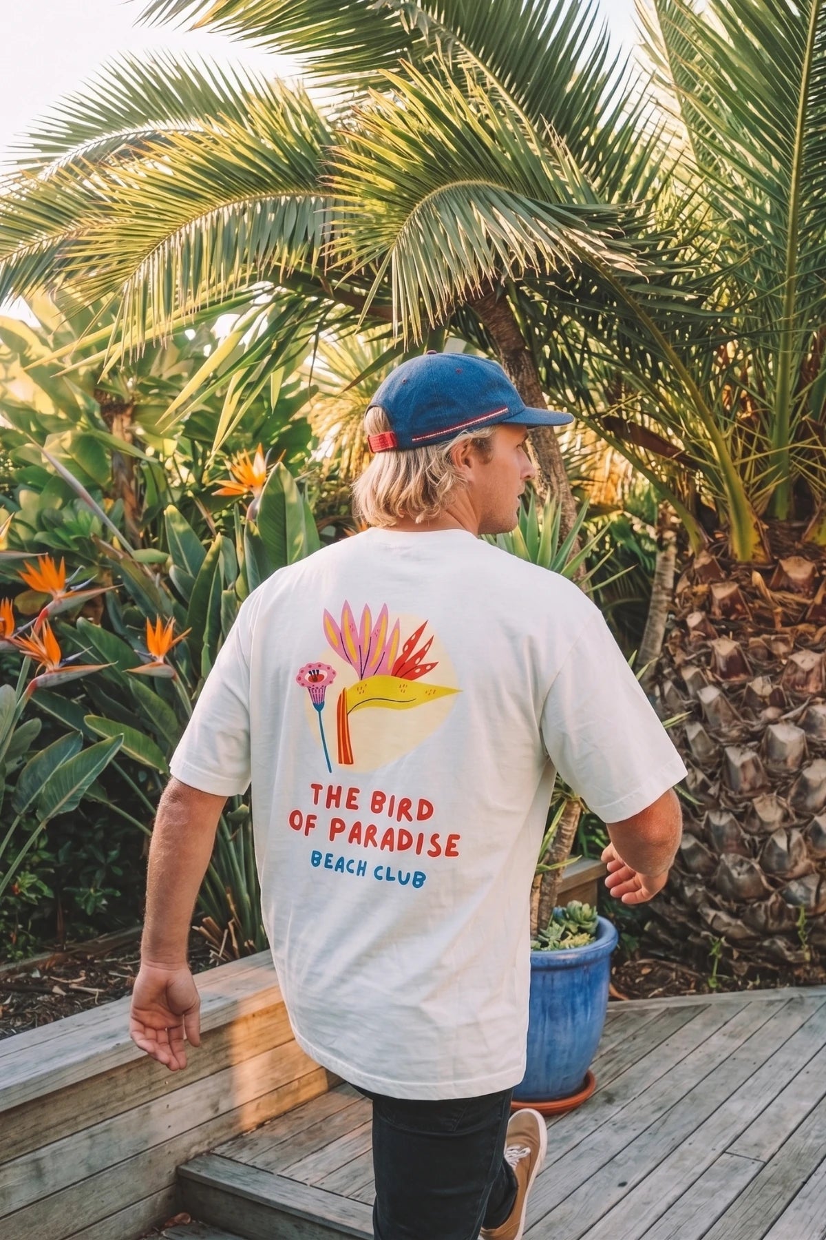 Rückenansicht des weißen Bird of Paradise Boxy Oversized T-Shirts mit großem tropischen Beach Club Backprint