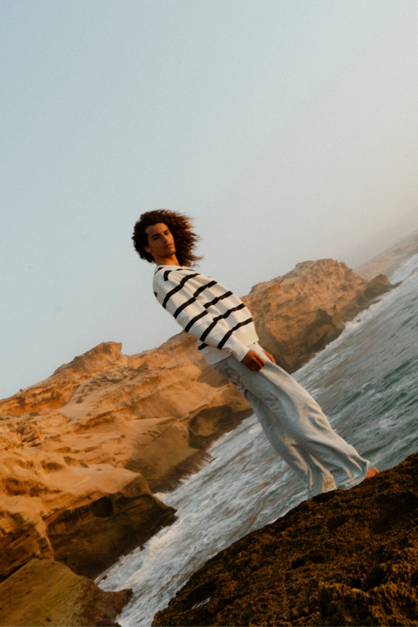 Dockside Rebel Sweater Vintage Cream Lifestyle Shot schräg fotografiert am Meer