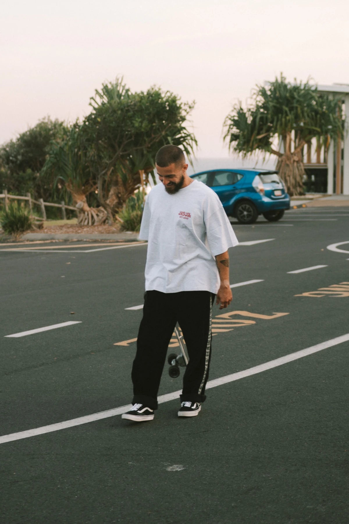 Skater trägt das Goodlife Heavy T-Shirt Cool Grey von The Sunkissed Rebels – entspannter Streetstyle mit auf einem Parkplatz in Australien