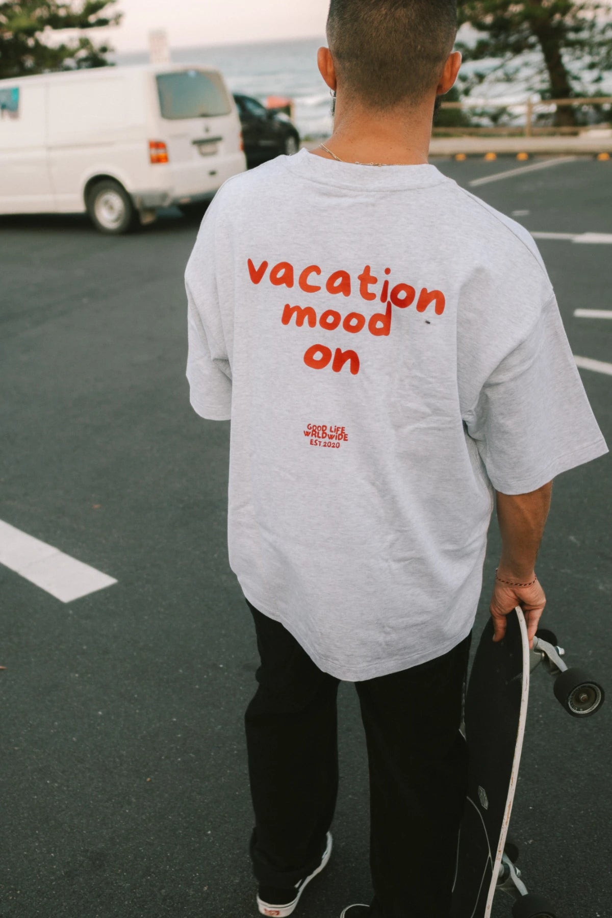 Rückansicht – Goodlife Heavy T-Shirt Cool Grey mit rotem Print „Vacation Mood On“ von The Sunkissed Rebels.