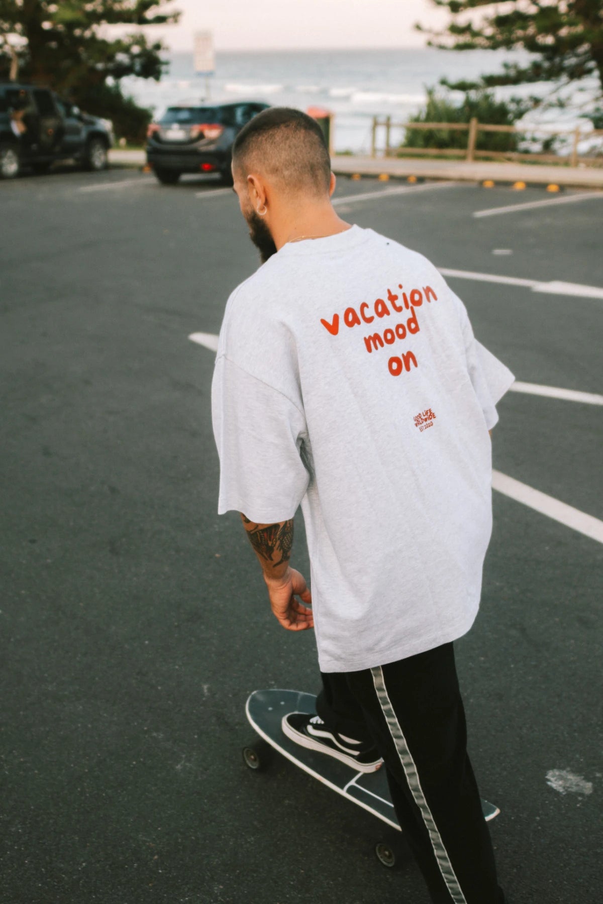 Skater im Goodlife Heavy T-Shirt Cool Grey – minimalistischer Look kombiniert mit schwarzen Hosen.