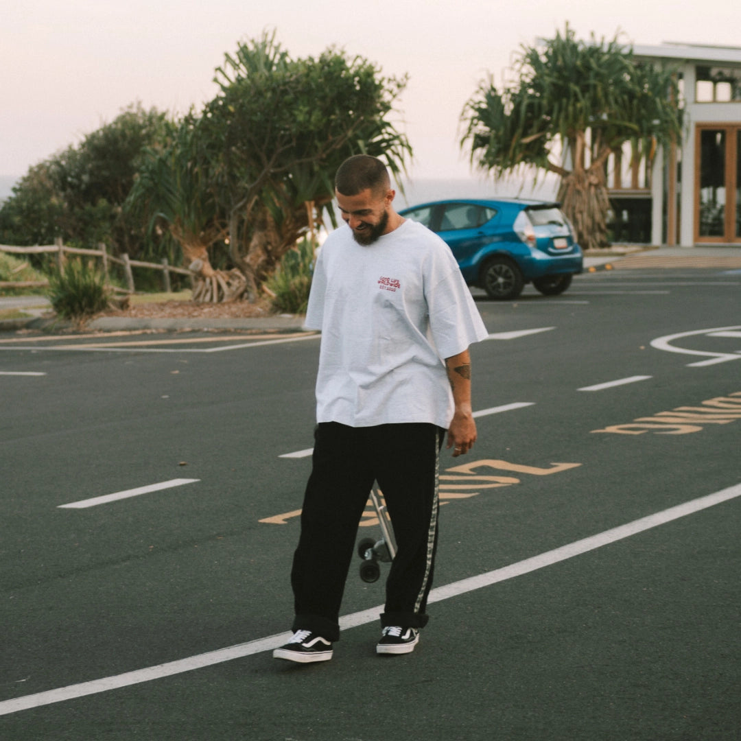 Skater trägt graues Oversized T-shirt von The Sunkissed Rebels