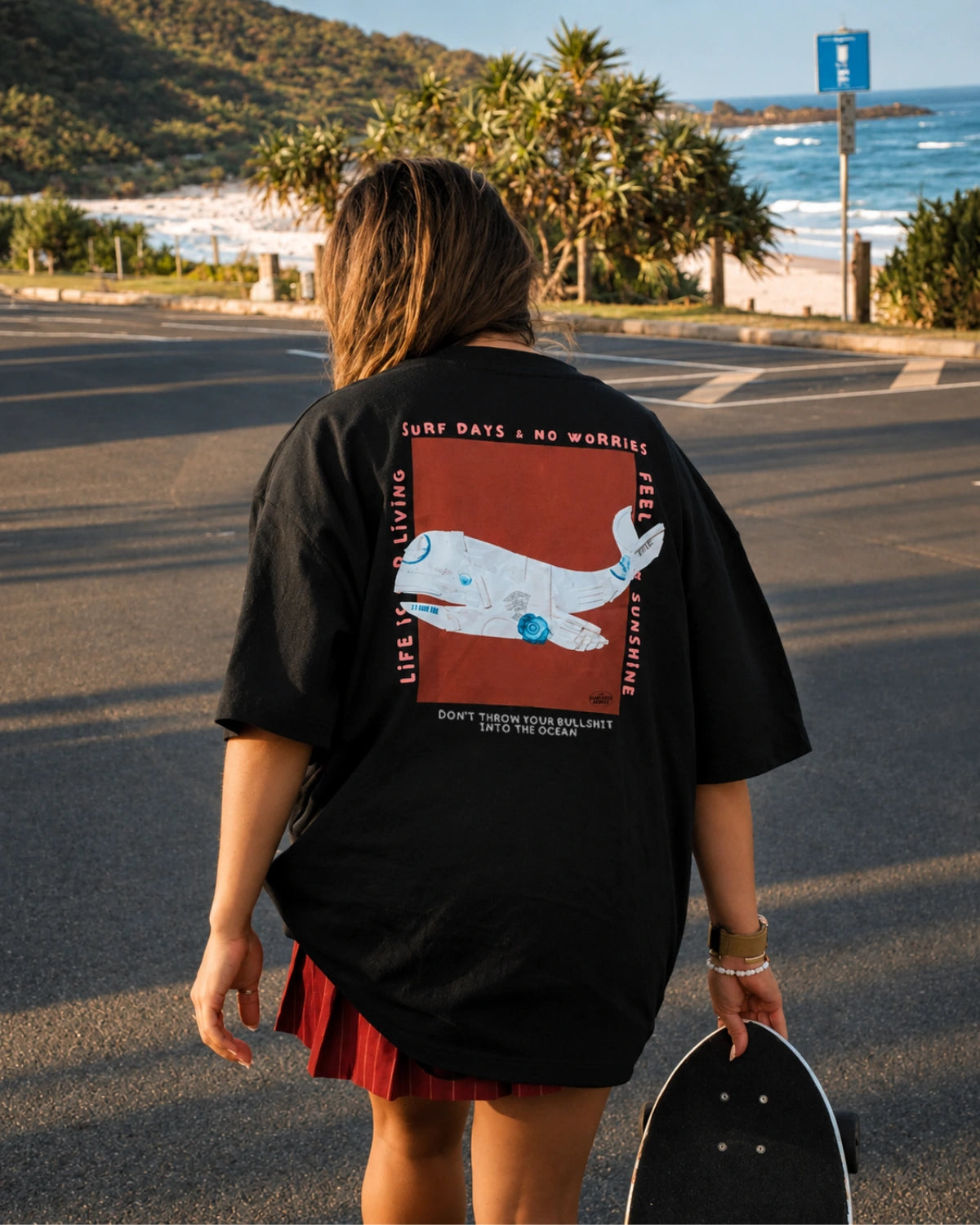schwarzes oversized tshirt frau am stranb